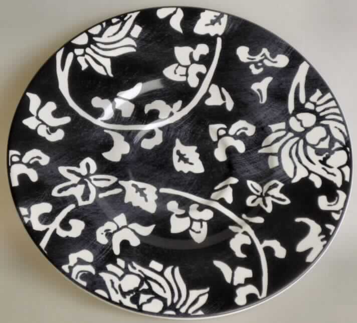 Geschirr, sog. Unterteller mit Blumenmotiv, Foto siehe Anlage,
- glasierter, runder Unterteller,
- mit einer dunkelblauen Oberseite mit weißen, blumenartigen Verzierungen,
- mit einem Durchmesser von ca. 16,8 cm und einer Höhe von ca. 1,8 cm,
- keramisches Erzeugnis, nach der Formgebung gebrannt, tonmineralhaltiges Material 
  enthaltend, 
- nach dem Ergebnis der wissenschaftlichen Untersuchung handelt es sich um Porzellan,

"Geschirr, aus Porzellan"