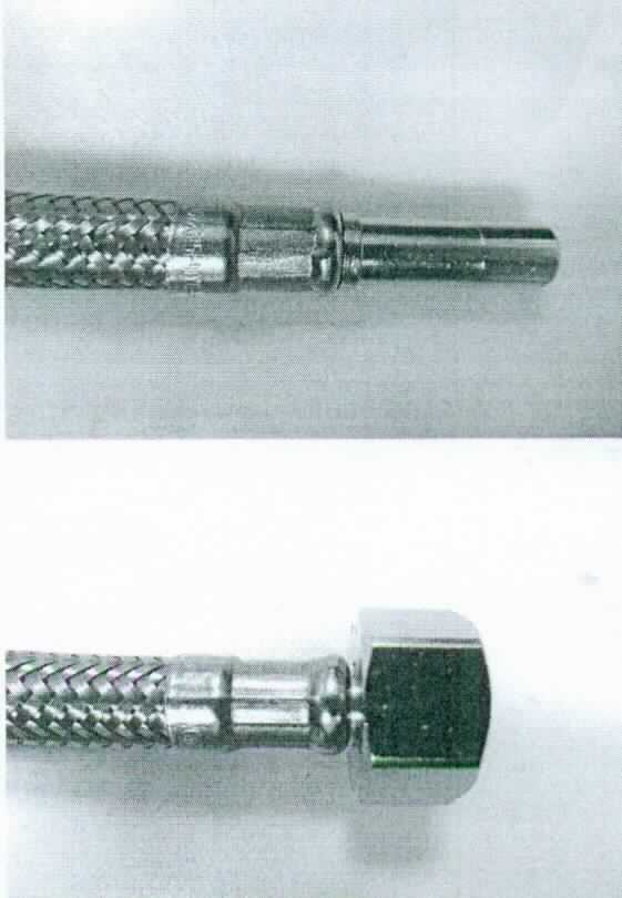 Es handelt sich um etwa 300 mm lange, flexible Schläuche für Sanitärarmaturen aus einem Drahtgeflecht aus Stahl mit einem Innenschlauch aus Kunststoff. Die Erzeugnisse sind an beiden Enden jeweils mit einer Presshülse aus Stahl und einem Verbindungsstück (sog. 10 mm Stutzen bzw. sog. Überwurf mit 3/8' Innengewinde) aus einer Kupfer-Zink-Legierung mit gewichtsmäßig vorherrschendem Kupfergehalt versehen.
Kupfer herrscht gewichtsmäßig gegenüber jedem anderen unedlen Metall vor. 
- Antragstellerangaben - 

Die unedlen Metalle sind aufgrund des Umfangs gegenüber dem Kunststoff charakterbestimmend. 

Abbildung siehe Anlage.

Derartige Erzeugnisse gehören als "Schläuche aus anderen unedlen Metallen als aus Eisen oder Stahl, auch mit Verbindungsstücken, andere als solche der Codenummer 8307 9000 10 0" zur Codenummer 8307 9000 90 0 des Zolltarifs.