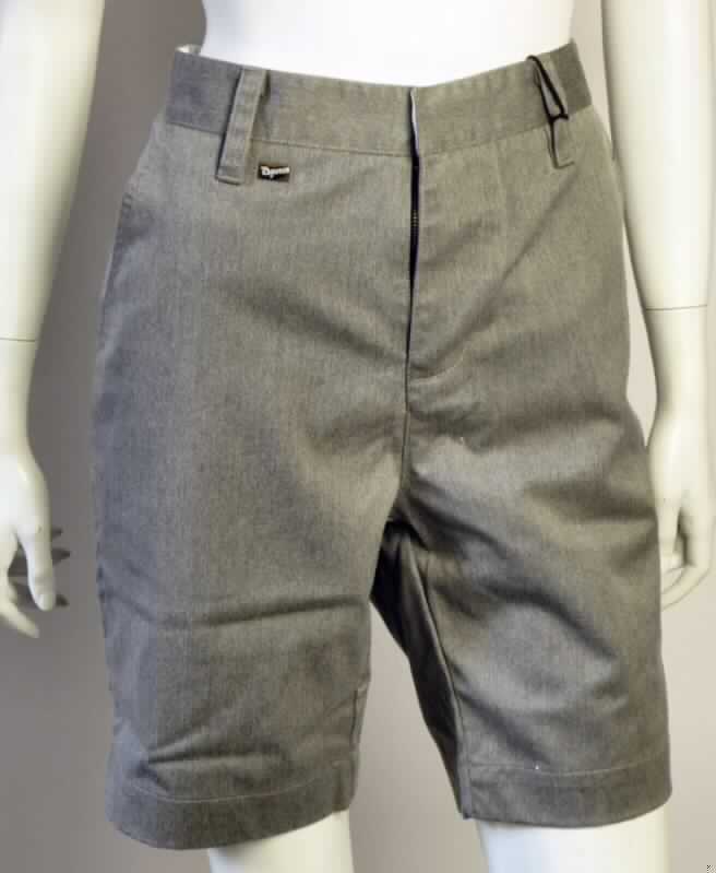 Kurze Hose, sog. Short Vato, Art.-Nr. RW 10510806, Größe 32, Foto siehe Anlage,
- aus 0,6 mm dicken, melierten Geweben aus laut Antrag 65 % Polyester (synthetische Chemiefasern) und 
  35 % Viskose (künstliche Chemiefasern),
- in der Taille abschließend, mit einem angesetzten, 4 cm breiten Taillenbund mit Gürtelschlaufen,
- vorn mit einer Öffnung mit Reißverschluss, mit Patte und Hakenverschluss im Taillenbund von links über 
  rechts (Männerkleidung),
- vorn mit zwei schräg eingesetzten, offenen Eingriffstaschen,
- mit zwei eingesetzten Gesäßtaschen, eine davon mit Knopfverschluss,
- mit kurzen Hosenbeinen, die nicht die Knie bedecken (Seitenlänge: 48 cm),
- an den Beinabschlüssen durch Umschlagen und Festnähen gesäumt.

"Kurze Hose, aus Geweben, für Männer, aus synthetischen Chemiefasern"