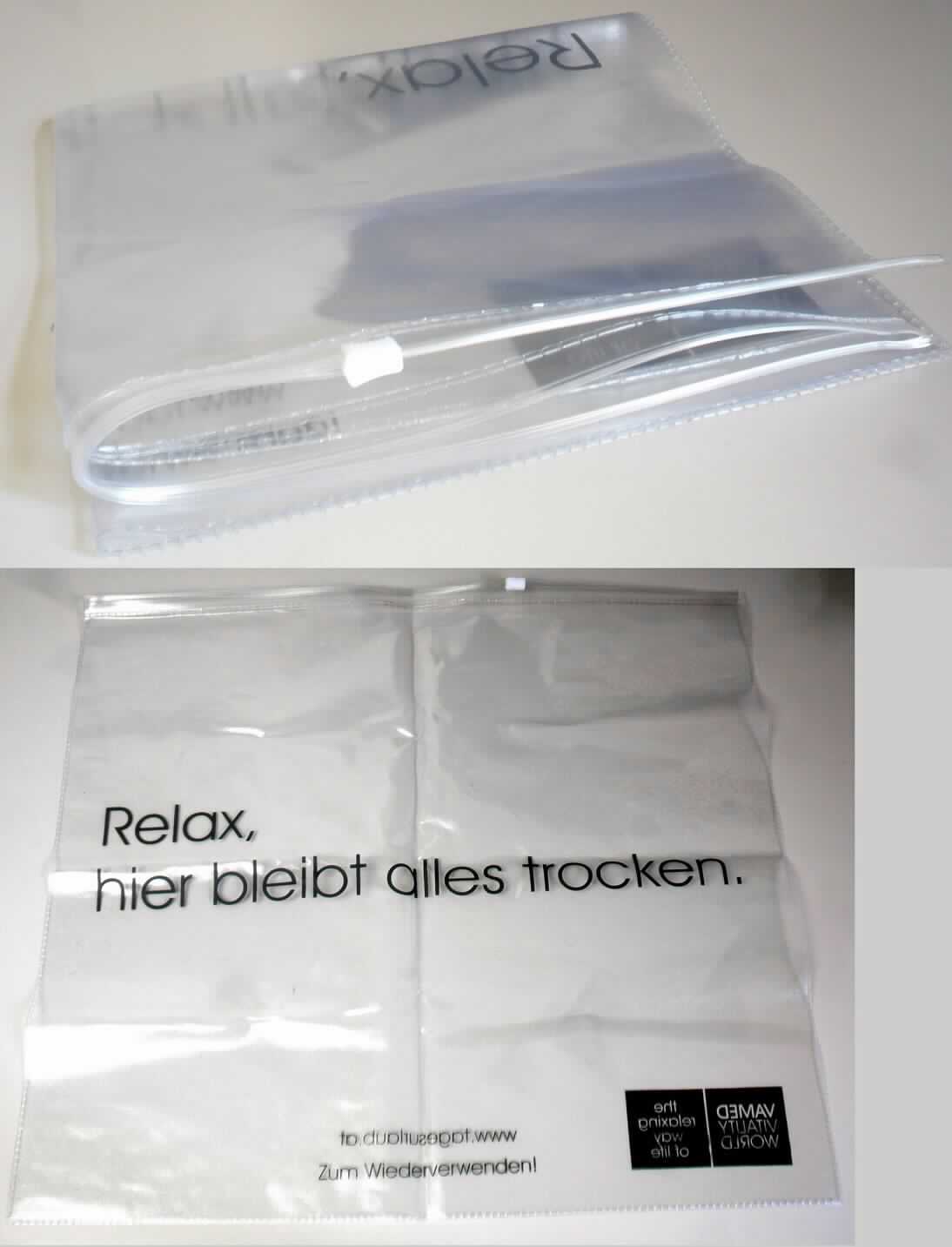Es handelt sich um einen Beutel aus miteinander verschweißten, klarsichtigen Folien aus - lt. Antragsangaben - Polyvinylchlorid (PVC, Kunststoff im Sinne der Anmerkung 1 zu Kapitel 39) mit einem Zippverschluss an der Oberseite und einem Aufdruck auf der Außenseite. 

Die etwa 36,7 x 39,5 cm große Ware soll als Transport- oder Verpackungsmittel für nasse Kleidung dienen.

Derartige Erzeugnisse werden zolltariflich als "Transport- oder Verpackungsmittel aus Kunststoffen, Säcke und Beutel (einschließlich Tüten) aus Polyvinylchlorid (PVC)" eingereiht.