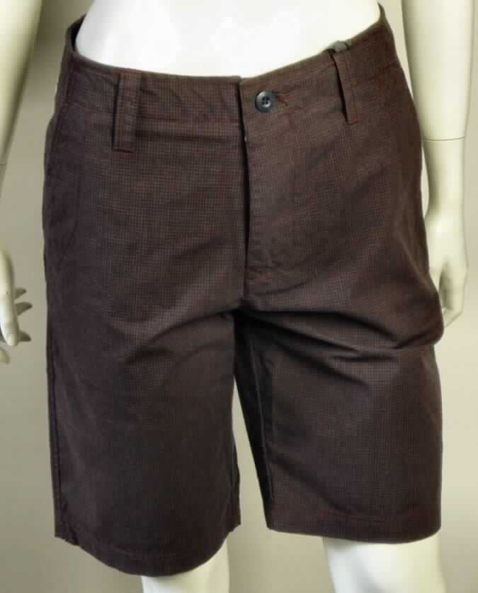 Kurze Hose, sog. Short Toodle, Art. Nr.: RW10510805, Größe 32, Foto siehe Anlage,
- aus 0,4 mm dicken, buntgewebten Geweben aus laut Antrag 65 % Polyester (synthetische Chemiefasern)
  und 35 % Baumwolle,
- in der Taille abschließend, mit einem angesetzten, 4 cm breiten Taillenbund mit Gürtelschlaufen,
- vorn mit einer Öffnung mit Reißverschluss, mit Patte und Knopfverschluss im Taillenbund von links über
  rechts (Männerkleidung),
- vorn mit zwei schräg eingesetzten, offenen Eingriffstaschen,
- hinten mit zwei schräg eingesetzten Gesäßtaschen mit Patte mit Knopfverschluss,
- mit kurzen Hosenbeinen, die nicht die Knie bedecken (Seitenlänge: 52 cm),
- an den Beinabschlüssen durch Umschlagen und Festnähen gesäumt.

"Kurze Hose aus Geweben, für Männer, aus synthetischen Chemiefasern"