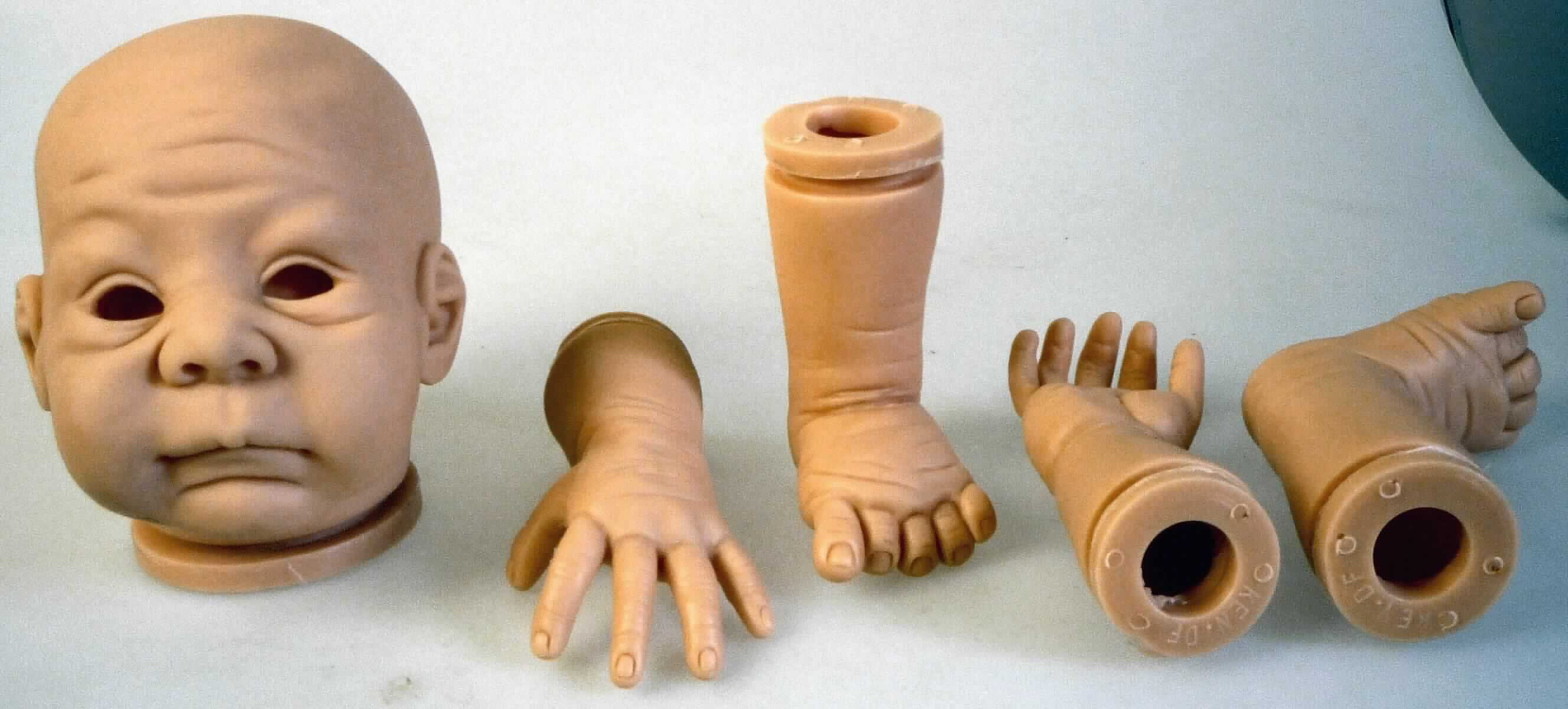 Erkennbare Teile für eine bewegliche Puppe, die Nachbildung eines Menschen darstellend, in Form von zwei Armen mit Händen (Länge ca. 10 cm), zwei Beinen mit Füßen (Länge ca. 9,5 cm) und einem etwa 13 cm großen, ungefüllten, unbemalten Kopf aus Kunststoff (lt. Antragsangaben aus PVC), mit einem menschlichen Gesicht, ohne Augen und ohne Haare. Alle fünf Elemente haben eine runde Aussparung zum Befestigen der Teile am Körper. Sie sind gemeinsam in einer klarsichtigen Kunststofftüte aufgemacht.

Die Erzeugnisse werden als "Teile von Puppen, nur Nachbildungen von Menschen darstellend" eingereiht.