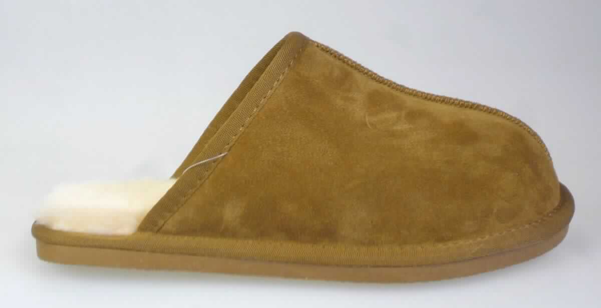 Pantoffeln (lt. Antrag: "Straßenschuhe", Foto siehe Anlage)
- mit Laufsohlen aus (lt. Antrag) Kunststoff; ohne Hauptsohle aus Holz,
- mit Oberteil (geschlossenes Blatt) aus Leder,
- an der Einschlupföffnung mit einer Randeinfassung aus Spinnstoff verstärkt,
- mit dickem Innenfutter,
- ohne Metallschutz in der Vorderkappe,
- den Knöchel nicht bedeckend,
- kennzeichnen sich aufgrund des äußeren Erscheinungsbildes und der
  Ausstattung als Schuhe für den häuslichen Wohnbereich.

"Pantoffeln mit Laufsohlen aus Kunststoff und Oberteil aus Leder, andere als in den
 UPos. 6403 1200 bis 6403 9938 genannte"