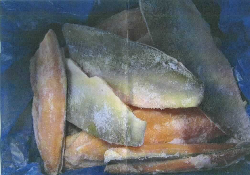 Nach den Angaben der Antragstellerin handelt es sich um rohe, tiefgefrorene Filets mit Haut von Fischen der Art Salvelinus alpinus (Seesaibling). Nach Angaben in der Fachliteratur ist der sog. Seesaibling ein Süßwasser- und Seefisch, der hauptsächlich im Süß- und Brackwasser lebt.
Die in Kartons (Inhalt 5 Kg) verpackten Fischfilets stammen von Fischen die nach den ergänzenden Angaben in Aquakulturen (Süßwasser) gezüchtet werden.

Zolltarifrechtlich handelt es sich um gefrorenen Filets von Süwasserfische, andere als in den Unterpositionen 0304 61 bis 0304 87 genannt.