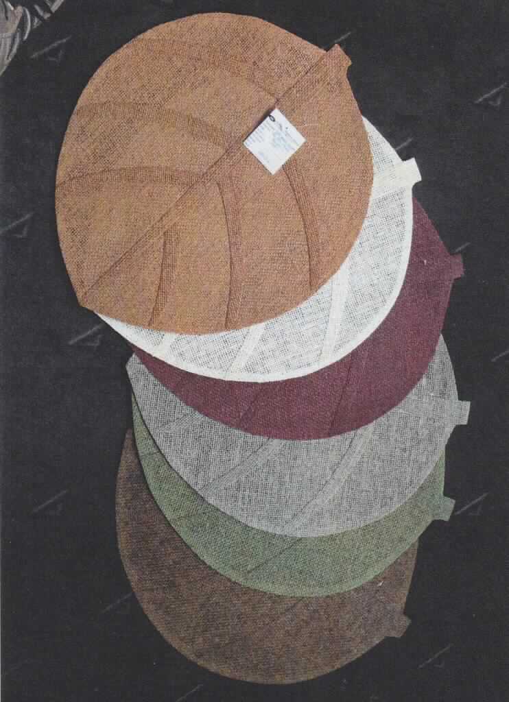 Platzset, sog. Tischset, Foto siehe Anlage,
- blattförmig; laut Antrag in den Abmessungen: 46 cm x 38 cm,
- aus einem Gewebe aus gefalteten und gedrehten Papiergarnen der Position 5308 
  (Meterware der Position 5311), somit keine Ware aus Papier des Kapitels 48,   
- an den Rändern durch Umschlagen und Festnähen gesäumt (somit konfektioniert),
- mit aufgebrachter "Blattnervatur",
- wird insbesondere wegen des Materials üblicherweise nicht gewaschen und kennzeichnet 
  sich aufgrund des Verwendungszwecks und der Ausstattung als Ware zur Innenausstattung 
  (somit keine Tischwäsche der Position 6302).

"Andere Ware zur Innenausstattung (Platzset) aus Spinnstoffen, keine Ware der Position 9404, aus 
 Geweben, aus Papiergarnen"