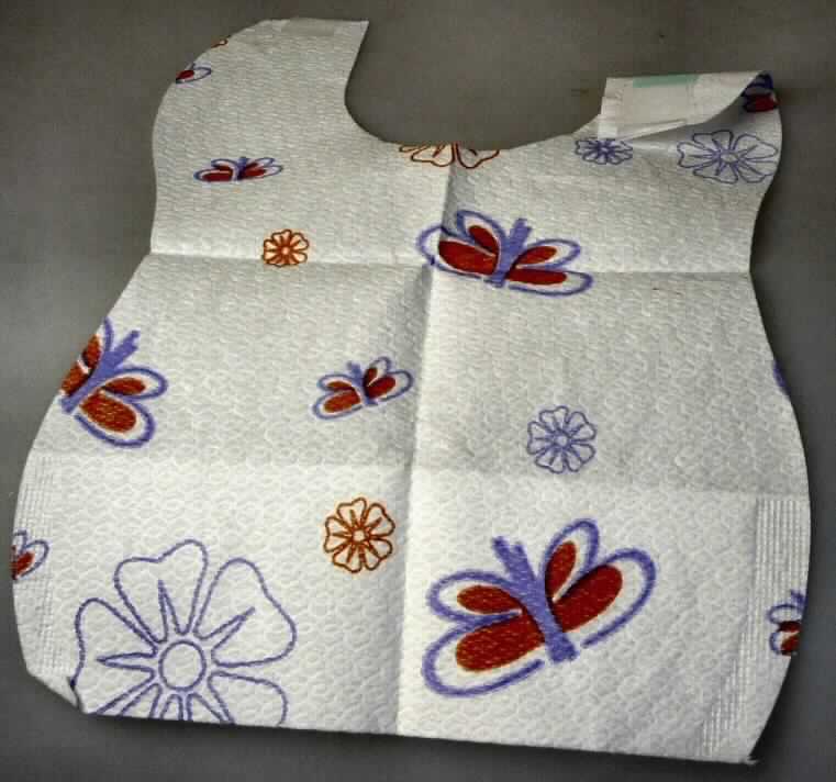 Bei dem vorgelegten Warenmuster handelt es sich um ein Baby-Lätzchen zum einmaligen Gebrauch, in Form eines etwa 30 x 22 cm großen Zuschnittes eines zweilagigen Flächenerzeugnisses, bestehend aus einer Lage aus einem einseitig mit Abbildungen von Schmetterlingen und Blümchen bedruckten, weißen Papier aus Laub- und Nadelholzzellstoff und einer Lage aus einer dünnen Kunststofffolie, wobei die Dicke der Kunststofflage weniger als die Hälfte der Gesamtdicke des Erzeugnisses ausmacht. Das Lätzchen ist am unteren Rand durch Umschlagen und einer Randverschweißung mit einer etwa 7 cm tiefen (Auffang-) Tasche ("Auffangschale") und im oberen Bereich auf den Schulterteilen mit zwei Klebestreifen ausgestattet, die eine Befestigung an der Kleidung ermöglichen. Die Ware dient beim Füttern von Babys als Wäscheschutz.

Abbildung siehe Anlage. 

Derartige aus verschiedenen Stoffen zusammengesetzte Waren gehören als "Bekleidung und Bekleidungszubehör, aus Vliesen aus Zellstofffasern" zur Codenummer 4818 50 00 00 0 des Zolltarifs, da ihr wesentlicher Charakter nach Dicke und Gewicht durch die Vliese aus Zellstofffasern bestimmt wird.