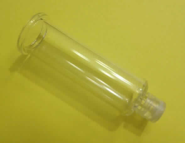 Spritzenzylinder, sog. Karpule, in Form eines röhrchenförmigen, klarsichtigen  Medikamentenbehälters (0,5 ml, ohne Skalierung) aus Kunststoff, mit einem Durchmesser von ca. 9 mm und einer Gesamtlänge von ca. 55 mm, welcher einseitig mit einer aufgesetzten Kunststoffkappe versehen ist. Die Ware wird mit einem Medikament befüllt und anschließend mit einem Stopfen verschlossen (beides nicht Gegenstand dieser Auskunft).
Äußere Form: siehe Abbildung in der Anlage.
Die gesamte Karpule wird in einen elektronischen Einweg-Patch-Injektor (sog. Smart Dose -  ebenfalls nicht Gegenstand dieser Auskunft) eingesetzt, welcher das Medikament aus der Karpule durch eine integrierte Nadel subkutan injiziert.

Die Ware wird als "Teil, erkennbar hauptsächlich bestimmt für ein medizinisches Instrument in Form einer Spritze" eingereiht.