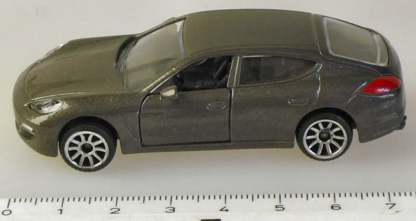 Es handelt sich um ein ca. 7 x 3 x 2 cm (L x B x H) großes Miniatur-Modellauto (Porsche 
Panamera) mit einer Karosserie aus unedlem Metall (lt. Angaben des Antragstellers im 
Gussverfahren hergestellt; charakterbestimmender Stoff aufgrund des Umfangs) in anthra-
zitfarbiger Lackierung, mit einem schwarzen Unterbau und vier freilaufenden Rädern aus 
Kunststoff. Die Ware dient der spielerischen Unterhaltung von Kindern und ist auf einem 
bedruckten Pappkarton aufgeblistert.
Die Ware ist als "anderes als zuvor von der Position 9503 erfasstes Spielzeug oder Modell, 
im Gussverfahren hergestelltes Miniaturmodell aus Metall" einzureihen.