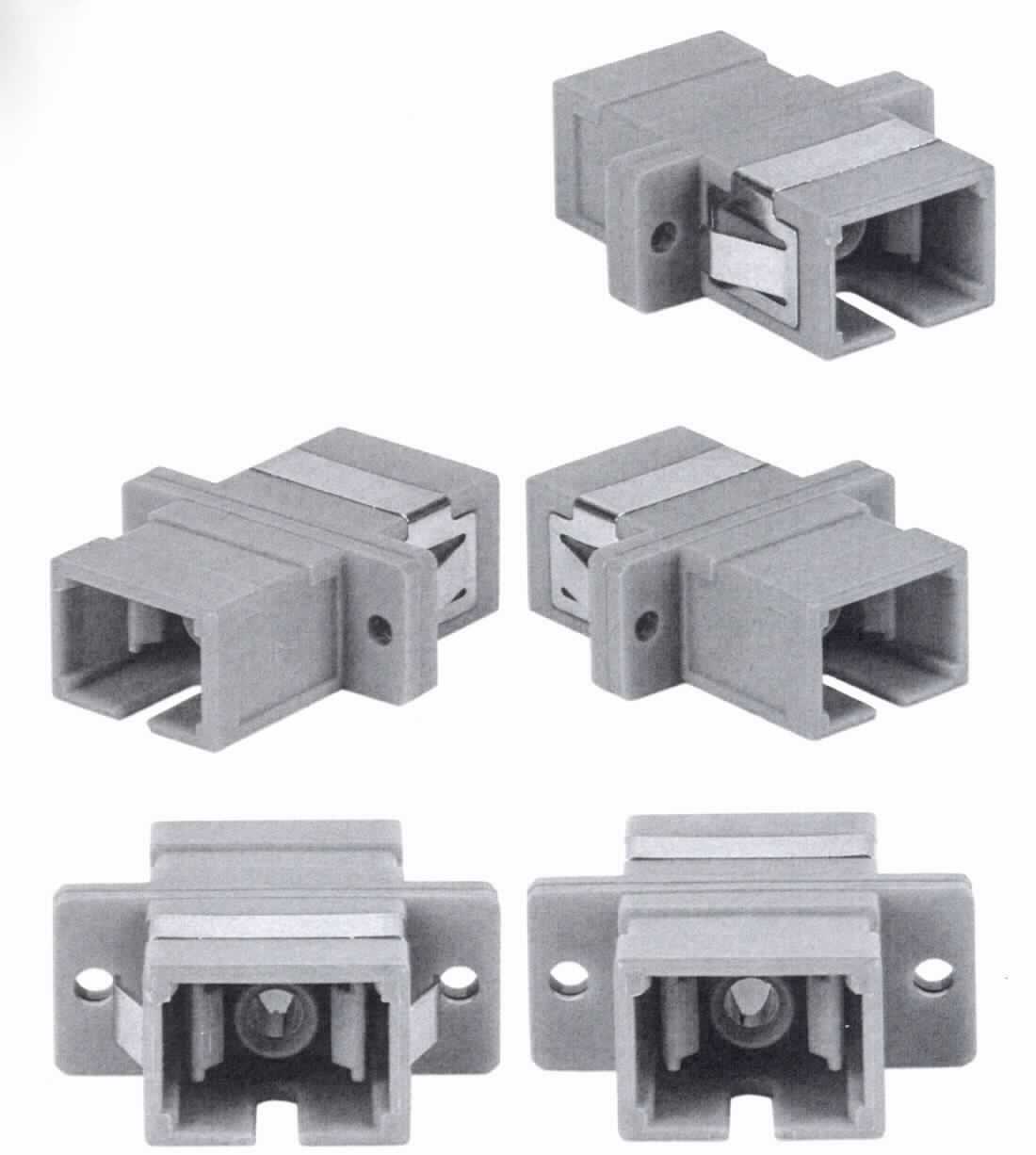 Optische Kupplung, sog. "INT SC/APC Adapter", Artikelnummer: 760621,
- im Wesentlichen bestehend aus einem spezifisch geformten, annähernd quaderförmigen Kunststoffgehäuse mit jeweils einer Kontaktöffnung auf den gegenüberliegenden Seiten mit innenliegender Führungshülse, sowie seitlich herausragenden Befestigungsbohrungen,  
- zum Verbinden und mechanischen Ausrichten von optischen Fasern, Bündeln aus optischen Fasern oder optischen Kabeln mit Anschlussstücken.

Die Ware ist als "Verbinder für optische Fasern, Bündel aus optischen Fasern oder optische Kabel, nicht zur Verwendung bei der Herstellung von Erzeugnissen der Positionen 8521 und 8528" einzureihen.

Anlage: 1 Abbildung