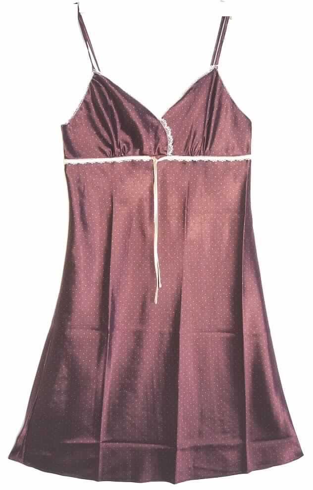 Nachthemd, sog. Damen-Satin-Nachthemd (Modell: S11375-01), Größe S, siehe Foto,
- aus 0,2 mm dicken, bedruckten, glänzenden Satingeweben aus laut Antrag 96% Polyester
  und 4% Elastan (beides synthetische Chemiefasern),
- über die Knie reichend (Rückenlänge: 103 cm),
- mit schmalen, verstellbaren Spaghettiträgern, 
- im Brustbereich leicht gerafft, eindeutig als Frauenkleidung erkennbar,
- im vorderen Teil am oberen Rand und unterhalb der Brust mit einer aufgenähten Borte aus
  Raschelspitze (Wirkspitze) verziert; vorn mit einem schmalen, flachen Band aus Geweben
  ausgestattet,
- ohne Öffnung und ohne Verschluss,
- weit geschnitten (u. a. deshalb kein Unterkleid),
- am unteren Rand gesäumt,
- insbesondere nach Ausstattung erkennbar dazu bestimmt, ausschließlich oder im
  Wesentlichen als Nachtkleidung im Bett getragen zu werden.

"Nachthemd aus Geweben, für Frauen, aus Chemiefasern"