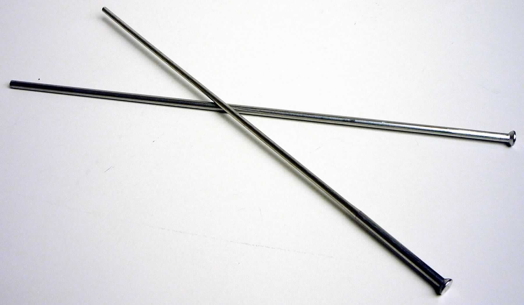 Unfertige Speichen, Foto siehe Anlage,
- verschiedene (ungestaucht, gestaucht) stabförmige Erzeugnisse mit Kopf,
- - mit einer Länge von ca. 250 mm und einem Durchmesser von ca. 4 mm (ungestaucht),
- - mit einer Länge von jeweils 240 mm und einem Durchmesser von ca. 4 mm über eine Länge
    von 45 mm unterhalb des Kopfes und einem sich anschließenden Durchmesser von ca. 
    3,6 mm  bzw. ca. 3,3 mm (gestaucht),
- sind zur ausschließlichen Herstellung von Speichen für Räder für Motorräder vorgesehen
  (Rohlinge),
- - werden auf die gewünschte Länge gekürzt, zur Befestigung im Rad mit einem Gewinde 
    versehen und gegebenenfalls unterhalb des Kopfes gekröpft (in einem bestimmten Winkel 
    gebogen),
- aufgrund des spezifischen geformten Kopfes (Speichenkopf), dem vorgegeben Durchmesser
  und der teilweisen Stauchung weisen sie bereits die wesentlichen Beschaffenheitsmerkmale
  der fertigen Speichen auf.

"Teile für Fahrzeuge der Position 8711, Teile für Räder (Rohlinge für Speichen)"