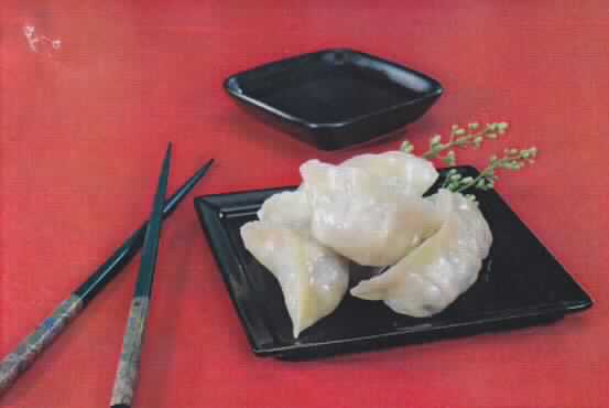 Gyoza; gefüllte chinesische Maultaschen

Ein Warenmuster in Originalumschließung und vertrauliche Angaben zur Zusammensetzung lagen vor.

Bunt bedruckter Faltkarton, darin Kunststofffolie; der Aufdruck enthält Angaben zum Erzeugnis (Teigtaschen 
gefüllt mit Huhn, tiefgefroren; 800 g, ca. 40 Stück), zu den Zutaten (siehe Feld 8) und zur Zubereitung 
(Fritteuse, Dämpfer: 4-6 min in gefrorenem Zustand; Pfanne: anbraten, mit Wasser ablöschen und 
ca. 9-10 min dämpfen); darin mit einer Hühnerfleischzubereitung gefüllte,tiefgekühlte Teigtaschen.

Anteil an Hühnerfleisch: nach den Antragsangaben mehr als 20 GHT

Teigwaren, gefüllt, mehr als 20 GHT Hühnerfleisch enthaltend, keine getrockneten Nudeln