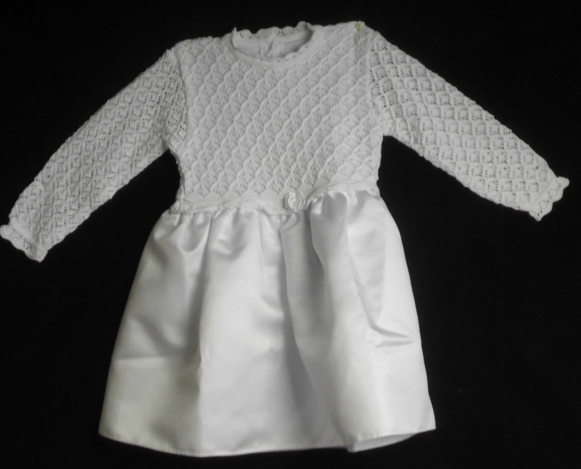 Kleid, sog. Taufkleid, Modell Sarah, Größe 98, Foto siehe Anlage,
- mit einem Oberteil aus ca. 2 mm dicken, einfarbigen, durchbrochenen Gewirken und einem Rockteil aus 
  ca. 0,5 mm dicken, einfarbigen Geweben; beide Flächenerzeugnisse aus laut Antrag 100 % Polyester 
  (synthetische Chemiefasern),
- im Bereich des Oberkörpers und im Rockteil leicht gefüttert,
- über die Knie reichend (Rückenlänge: ca. 58 cm), 
- mit einem runden Halsausschnitt, 
- hinten mit einer teilweisen, bis zum Rockteil reichenden Öffnung mit Knopfverschluss,
- mit langen Ärmeln, 
- seitlich in Taillenhöhe mit angenähten Bindebändern aus Geweben,
- am unteren Rand durch Umschlagen und Festnähen gesäumt, 
- kann ohne ein weiteres den Unterkörper bedeckendes Kleidungsstück getragen werden,
- ist nicht für Kleinkinder mit einer Körpergröße von bis zu 86 cm bestimmt, damit keine Ware für Kleinkinder,
- im Hinblick auf das äußere Erscheinungsbild sind die Gewirke, im Hinblick auf den Umfang die Gewebe als 
  charakterverleihend anzusehen, somit verleiht keines der beiden Flächenerzeugnisse der Ware ihren wesentlichen 
  Charakter; sie ist damit der von den gleichermaßen in Betracht kommenden Positionen (6104 und 6204) in dieser 
  Nomenklatur zuletzt genannten Position zuzuweisen.

"Kleid, aus Geweben, für Mädchen, aus synthetischen Chemiefasern"