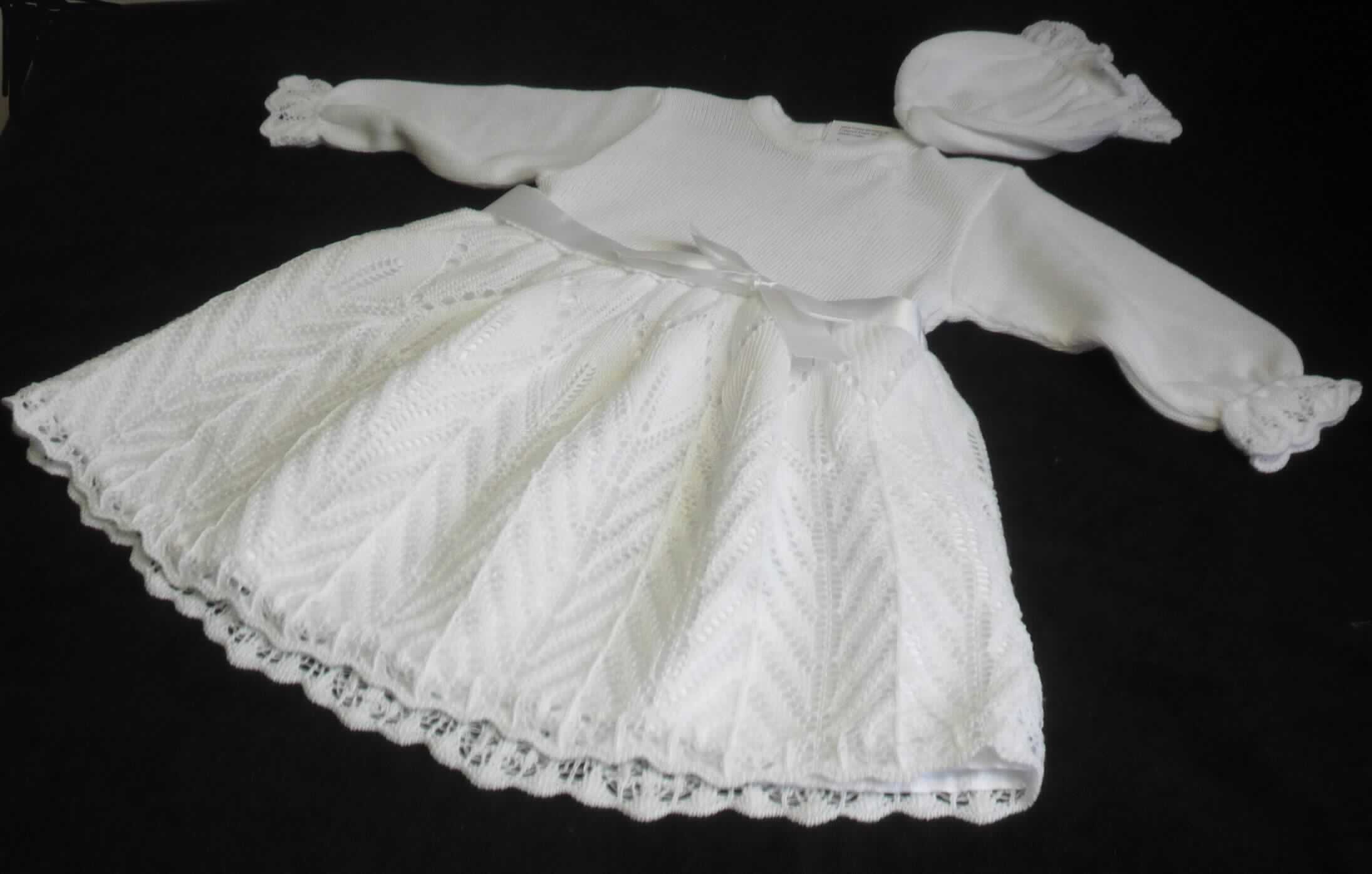 Kleidung für Kleinkinder und Kopfbedeckung, sog. Taufkleid Modell Johanna, Größe 86, Foto siehe Anlage,
- stellt sich als Warenzusammenstellung dar,
- mit einem sog. Sicherheitsfaden (Loop Pin) verbunden und gemeinsam in einem Polybeutel für den Einzelverkauf 
  aufgemacht, zur Befriedigung eines speziellen Bedarfs zusammengestellt,
- aus bis zu ca. 1,5 mm dicken, einfarbigen, teilweise glatten, teilweise durchbrochenen Gewirken aus laut Antrag 
  65 % Polyacryl (synthetische Chemiefasern) und 35 % Baumwolle, damit keine Ware der Unterposition 6111 9090,
- Kleidung für Kleinkinder (Taufkleid):
-- im Bereich des Rockteils leicht gefüttert,
-- bis zum Knie reichend (Rückenlänge: ca. 49 cm),
-- mit einem runden Halsausschnitt,
-- hinten mit einer teilweisen, bis zum Rockteil reichenden Öffnung mit Knopfverschluss,
-- mit langen Ärmeln,
-- seitlich in Taillenhöhe mit angenähten Bindebändern aus Geweben,
-- am unteren Rand abgepasst gewirkt,
- Kopfbedeckung (sog. Mütze):
-- mit einem Durchmesser von ca. 13 cm; ohne Schirm,
- die Kleidung für Kleinkinder verleiht der Warenzusammenstellung im Hinblick auf Umfang und die Bedeutung in
  Bezug auf die Verwendung ihren wesentlichen Charakter.

"Kleidung, aus Gewirken, für Kleinkinder, aus synthetischen Chemiefasern"