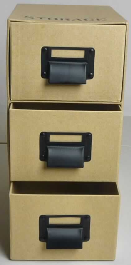 Bei der vorgelegten, als "Kommode" bezeichneten Ware handelt es sich um ein etwa 29,4 x 14,0 x 18,0 cm (H x B x T) großes, stabiles Raumerzeugnis in Form eines an einer Stirnseite offenen Quaders aus mit Papier beklebter Pappe. Das Raumerzeugnis ist auf der Oberseite mit dem Wort "Storage" bedruckt und innen mit zwei Böden aus mit Papier beklebter Pappe versehen. Darin eingeschoben sind drei Schubkästen aus dem gleichen Material. Sie sind an einer Stirnseite jeweils mit einem Griff aus unedlem Metall zum Herausziehen versehen. Die Ware ist aufgrund ihrer geringen Größe offensichtlich nicht dazu bestimmt, auf den Boden gestellt zu werden (somit kein Möbel der Position 9403). 

Abbildung siehe Anlage.

Derartige Waren gehören als "Pappwaren von der in Büros, Geschäften und dergleichen verwendeten Art" zur Codenummer 4819 60 00 00 0 des Zolltarifs, da es sich zolltarifrechtlich um eine aus verschiedenen Stoffen zusammengesetzte Ware handelt, deren wesentlicher Charakter nach dem Umfang durch die Papier- und Pappanteile bestimmt wird.