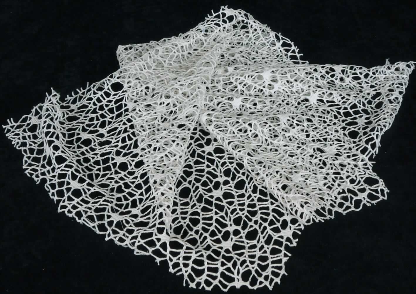Kuliergewirke, sog. Dekostoff aus synthetischen Spinnstoffen in Netzoptik, Foto siehe Anlage,
- laut Antrag:
-- in den Abmessungen: 100 cm x 200 cm,
-- aus Polyester,
-- vielseitig verwendbar,
- laut Untersuchungsergebnis:
-- weiß gefärbt (= gebleicht),
-- aus synthetischen Chemiefasern (laut Antrag aus Polyester),
-- keine Elastomergarne oder Kautschukfäden enthaltend,
- ohne Flor- oder Schlingenoberfläche,
- kann insbesondere aufgrund der Lichtbeständigkeit des verwendeten Spinnstoffs (Polyester) sowohl
  für Vorhänge und Gardinen als auch anderweit verwendet werden; somit handelt es sich bei der Ware
  gleichermaßen um Kuliergewirke für Vorhänge und Gardinen der Unterposition 6006 3110 als auch
  um andere Kuliergewirke der Unterposition 6006 3190; die Ware ist somit der von den gleichermaßen
  in Betracht kommenden Unterpositionen (6006 3110 und 6006 3190) in dieser Nomenklatur zuletzt
  genannten Unterposition zuzuweisen.

"Gewirke, anderes als in den Positionen 6001 bis 6005 genannte, aus synthetischen Chemiefasern,
 gebleicht, anderes als für Vorhänge und Gardinen"