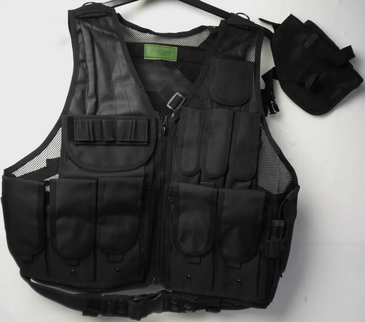 Weste mit Gürtel, Model "USMC", Foto siehe Anlage,
- stellt sich als zusammengesetzte Ware dar:
- Weste:
-- bestehend aus zwei Vorderteilen und einem Rückenteil, die an den Seiten durch Ösen geführte Gurte
   miteinander verbunden sind,
-- aus ca. 1,1 mm dicken, einfarbigen, netzartig durchbrochen gearbeiteten Gewirken aus laut Antrag
   100 % Polyester (synthetische Chemiefasern) sowie vorn im Bereich der Schulter einseitig mit einem 
   Einsatz aus einem Flächenerzeugnis aus Kunststoff, 
-- über die Taille reichend (Rückenlänge: ca. 56 cm),
-- vorn mit einer durchgehenden Öffnung mit Reißverschluss, ohne Hinweise auf den Trägerkreis (unisex),
   deshalb keine Ware der Unterposition 6211 3390,
-- ärmellos, mit weiten Armausschnitten,
-- in den Vorderteilen und im Rückenteil großflächig mit verschiedenen aufgesetzten, teilweise abnehmbaren
   Taschen (u. a. ein Pistolenholster) und Bändern aus Geweben ausgestattet,
-- am unteren Rand mit sechs Schlaufen aus Geweben mit Druckknopf- und Klettverschluss zur Befestigung 
   des Gürtels,
-- an den Rändern mit Randeinfassungen aus Geweben,
-- keine Arbeits- und Berufskleidung,
-- im Hinblick auf das äußere Erscheinungsbild und die Verwendung sind die Gewirke und Gewebe 
   gleichbedeutend, somit verleiht keiner der beiden Stoffe der Ware ihren wesentlichen Charakter und 
   sie ist der von den gleichermaßen in Betracht kommenden Positionen (6110 / 6211) in der Nomenklatur 
   zuletzt genannten zuzuweisen,
- Gürtel:
-- durch die Schlaufen der Weste gezogen; mit einer Länge von ca. 105 cm und einer Breite von ca. 5 cm,
-- mit Außenseiten aus Spinnstoffen und einer Verstärkungslage aus Kunststoff,
-- an den Rändern mit Gewebebändern eingefasst,
-- mit einem Klickverschluss aus Kunststoff,
- wird laut Antrag bei Schießübungen getragen und dient der Aufbewahrung von u. a. Munition, Ersatzteilen
  und  Zubehör,
- im Hinblick auf die Verwendung und den Umfang bestimmt die Weste den Charakter der zusammen-
  gesetzten Ware.

"Andere Kleidung (Weste), aus Geweben, für Frauen, aus Chemiefasern, keine Arbeits- und Berufskleidung"