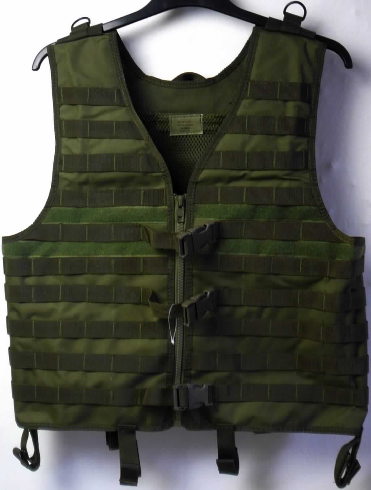 Weste, Modell "Molle light", Foto siehe Anlage,
- bestehend aus zwei Vorderteilen und einem Rückenteil, die an den Seiten durch Ösen geführte Gurte
  miteinander verbunden sind,
- aus einfarbigen Geweben aus laut Antrag 100 % Polyester (synthetische Chemiefasern),
- über die Taille reichend (Rückenlänge: ca. 60 cm), durch Klettriegel auf den Schultern in der Rückenlänge
  verstellbar,
- mit einem V-förmigen Halsausschnitt,
- vorn mit einer durchgehenden Öffnung mit Reißverschluss und zusätzlichen Klickverschlüssen aus
  Kunststoff ausgestattet, ohne Hinweise auf den Trägerkreis (unisex), deshalb keine Ware der Unterposition
  6211 3390,
- ärmellos, mit weiten Armausschnitten,
- in den Vorderteilen und im Rückenteil großflächig mit aufgesetzten Bändern ausgestattet,
- am unteren Rand mit sechs Schlaufen mit Druckknopf- und Klettverschluss zur Befestigung eines Gürtels,
- keine Arbeits- und Berufskleidung,
- wird laut Antrag bei Schießübungen getragen und dient der Aufbewahrung von u. a. Munition, Ersatzteilen
  und Zubehör.

"Andere Kleidung (Weste), aus Geweben, für Frauen, aus Chemiefasern, keine Arbeits- und Berufskleidung"