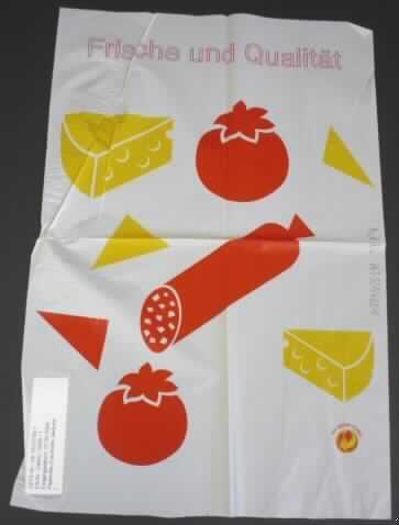 Angaben des Antragstellers:
Papierlike Zuschnitte, bedruckt
"REWE" 300mm x 440mm

Untersuchungen an einem Warenmuster: 
Weiße, transparente, rot und gelb bedruckte Kunststofffolie aus Polyethylen (Abmessungen: ca. 30 x 44 cm; Dicke der Folie: ca. 0,028 mm) (siehe Abbildung).

Es wird unterstellt, dass die Dichte des verwendeten Polyethylens weniger als 0,94 g/cm³ beträgt.

Andere Tafeln, Platten, Folien, Filme, Bänder und Streifen, nicht aus Zellkunststoffen, weder verstärkt noch geschichtet (laminiert) oder auf ähnliche Weise mit anderen Stoffen verbunden, ohne Unterlage: aus Polymeren des Ethylens: mit einer Dicke von 0,125 mm oder weniger: aus Polyethylen mit einer Dichte von: weniger als 0,94: andere: andere: andere