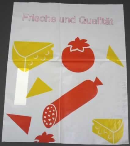 Angaben des Antragstellers:
Papierlike Rollen, bedruckt
"REWE" 300mm x 565 lfm

Untersuchungen an einem Warenmuster: 
Weiße, transparente, rot und gelb bedruckte Kunststofffolie aus Polyethylen (Breite: ca. 30 cm; Dicke der Folie: ca. 0,027 mm) (siehe Abbildung).

Es wird unterstellt, dass die Dichte des verwendeten Polyethylens weniger als 0,94 g/cm³ beträgt.

Andere Tafeln, Platten, Folien, Filme, Bänder und Streifen, nicht aus Zellkunststoffen, weder verstärkt noch geschichtet (laminiert) oder auf ähnliche Weise mit anderen Stoffen verbunden, ohne Unterlage: aus Polymeren des Ethylens: mit einer Dicke von 0,125 mm oder weniger: aus Polyethylen mit einer Dichte von: weniger als 0,94: andere: andere: andere