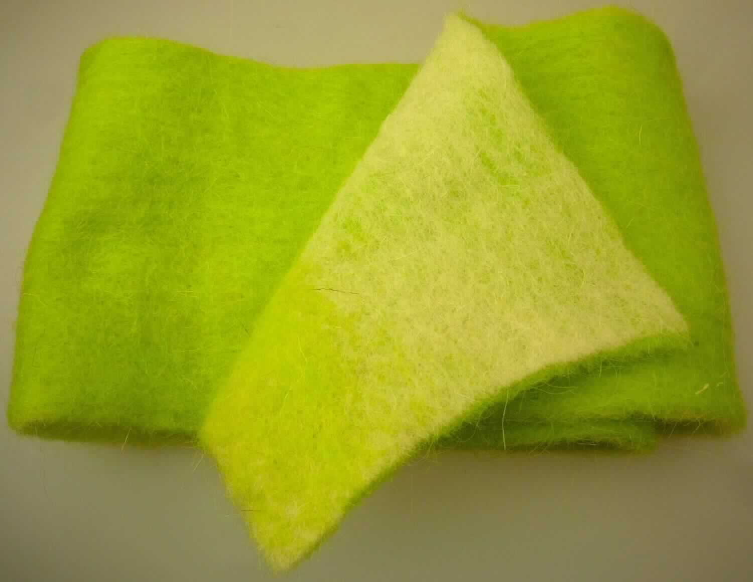 Nadelfilz, sog. Wolle, AuftragsNr. 10165982, Foto siehe Anlage,
- aufgerollt, in einem Polybeutel verpackt,
- als Meterware, mit den Abmessungen von laut Antrag 18 cm x 5 m,
- laut Untersuchungsergebnis:
-- aus Nadelfilz,
-- aus Wolle,
-- weder getränkt, bestrichen, überzogen noch mit Lagen versehen.

"Filz, Nadelfilz, weder getränkt, bestrichen, überzogen, noch mit Lagen versehen, aus Wolle"