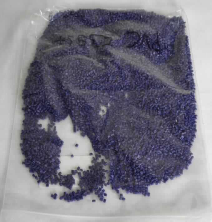 Angaben: Farbgranulat PVC 53957; Farbgranulat zur Zumischung bei der Herstellung von farbigen Spritzgußteilen aus Kunststoff; Farbgranulat auf der Grundlage von Ultramarinblau (Natriumaluminosulfosilikat); enthält Polypropylen, organische und weitere anorganische Pigmente und nicht farbgebende Zusätze.
 
Warenbeschaffenheit: dunkelblaues, geruchsloses Granulat (Teilchengröße: ca. 2mm)

Befund: Zubereitung auf der Grundlage von Ultramarin