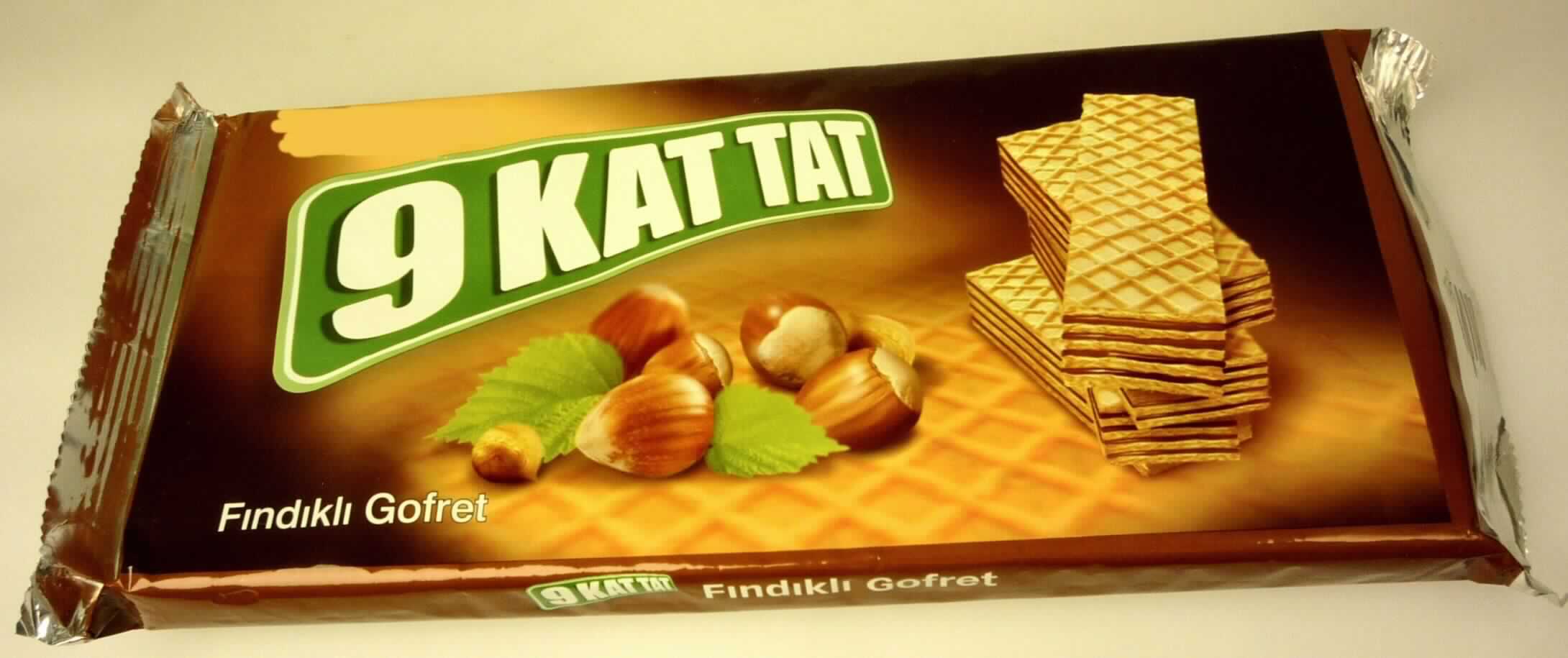 Waffeln mit Cremefüllung

Antragsangaben:
Ülker 9 KAT TAT Waffeln mit Cremefüllung mit Haselnussgeschmack 120 g
Art.Nr. 385-1
Daten laut beiliegender Rezeptur:
Milchfett: 0,0 %
Milchprotein: 0,4 %
Stärke/Glucose: 30 %
Zucker: 33 %

Beschaffenheit des vorgelegten Warenmusters:
Bunt bedruckter Kunststoffschlauchfolienbeutel; der Aufdruck enthält Angaben zum Erzeugnis (Haselnut 
Wafers; 120 g) und zu den Zutaten (siehe Feld 8); 
darin quaderförmige Waffelriegel (ca. 5 cm x 1,7 cm x 1,5 cm) aus 5 hellbeigefarbenen Waffelblättern, 
die mit einer dunkelbraunen Fettcreme gefüllt sind; Geschmack nach Waffelgebäck mit Haselnuss, süß.

Wassergehalt*: 10 GHT oder weniger
Milchfett*: weniger als 1,5 GHT
Milchprotein*: weniger als 2,5 GHT
Stärke/Glucose**: 25 bis weniger als 50 GHT
Saccharose/Invertzucker/Isoglucose***: 30 bis weniger als 50 GHT

*: Antragsangaben
**: festgestellt gemäß VO (EG) 900/2008, VO (EU) 118/2010
***: festgestellt gemäß VO (EG) 900/2008

Backware, Waffel mit einem Wassergehalt von 10 GHT oder weniger, nicht mit Schokolade oder kakao-
haltigen Überzugsmassen überzogen oder bedeckt, nicht gesalzen