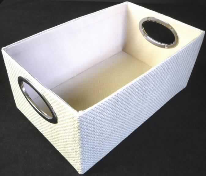 Aufbewahrungsbox
- in rechteckiger Form gearbeitet, mit den Abmessungen von ca. 30 x 20 x 14 cm (Länge x
  Breite x Höhe),
- mit einem formgebenden Korpus aus Pappe,
- mit einer charakterverleihenden Außenseite aus passend zusammengenähten Geweben
  aus 3 mm breiten Streifen aus gefalteten Papierstreifen (kein Papiergarn des Abs. XI), damit
  aus bereits miteinander verbundenen Waren der Position 4601 hergestellt,
- auf den Innenseiten mit Vliesstoffen bezogen, 
- an den Schmalseiten mit zwei - mit Metallprofilen verstärkten - Eingriffsöffnungen,
- ohne Hinweise auf eine Fertigung in Handarbeit.

Das Erzeugnis ist zolltarifrechtlich als " andere Ware als Korbmacherware, aus Waren der Pos. 4601 hergestellt, aus anderen pflanzlichen Stoffen als Bambus oder Rattan, nicht handgearbeitet" anzusehen.