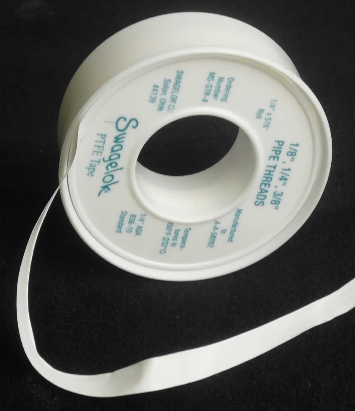Angaben des Antragstellers:
PTFE-Gewindedichtband zum Abdichten von konischen Gewinden. Es ist in zwei Bandbreiten (6,4 mm und 12,7 mm) als Rollenware erhältlich.

Feststellungen an einem Warenmuster:
Es wurde ein weißes, weiches Band (Breite: ca. 6 mm) vorgelegt. Das Band ist auf einer weißen Kunststoffspule aufgewickelt.

Befund:
Es liegt ein Kunststoffband aus Polytetrafluorethylen im Sinne der Position (HS) 3920 vor.