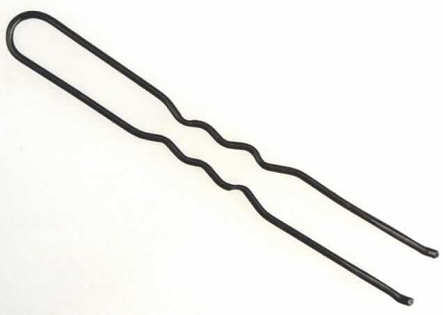 Haarnadel "Diane Hair Pin, Ball tipped", Art.-Nr.: 350028, siehe Foto, in Form einer ca. 4,5
oder 7,5 cm langen, u-förmig gebogenen, in der Mitte wellig geformten Haarnadel aus
unedlem Metall.

Diese Ware ist als "Haarnadel, andere als Frisierkämme, Einsteckkämme, Haarspangen und
dergleichen" einzureihen.