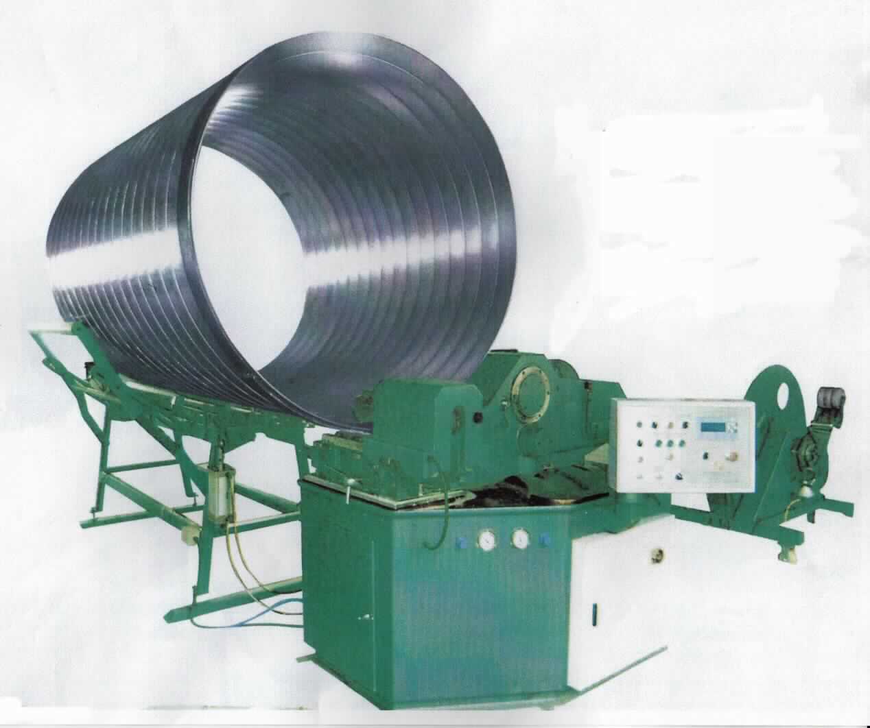 Wickelfalzmaschine,
- aus einem Blechzuführer (Decoiler), Abkanter, Rollen-Antriebssystem, Elektromotor, Maschinensteuerung, ver-
  schiedenen Rollen sowie Falzfinger und Formkopf zum Biegen und Bördeln sowie Rundformen in einem Stand-
  gehäuse (Abmessungen : 3000 x 1950 x 1700 mm) mit Materialabführung sowie Bedienelementen,
- zur Herstellung von Wickelfalzrohren mit einem Rohrdurchmesser von 80 bis 1600 mm für die Lüftungstechnik 
  durch Rundbiegen von Blechen mit einer Dicke von 0,4 - 1,2 mm.

"Werkzeugmaschine zum Biegen von Metallen, keine Freiformschmiede- oder Gesenkschmiedemaschiene, nicht 
numerisch gesteuert, zum Bearbeiten von Flacherzeugnissen - sog. Wickelfalzmaschine"