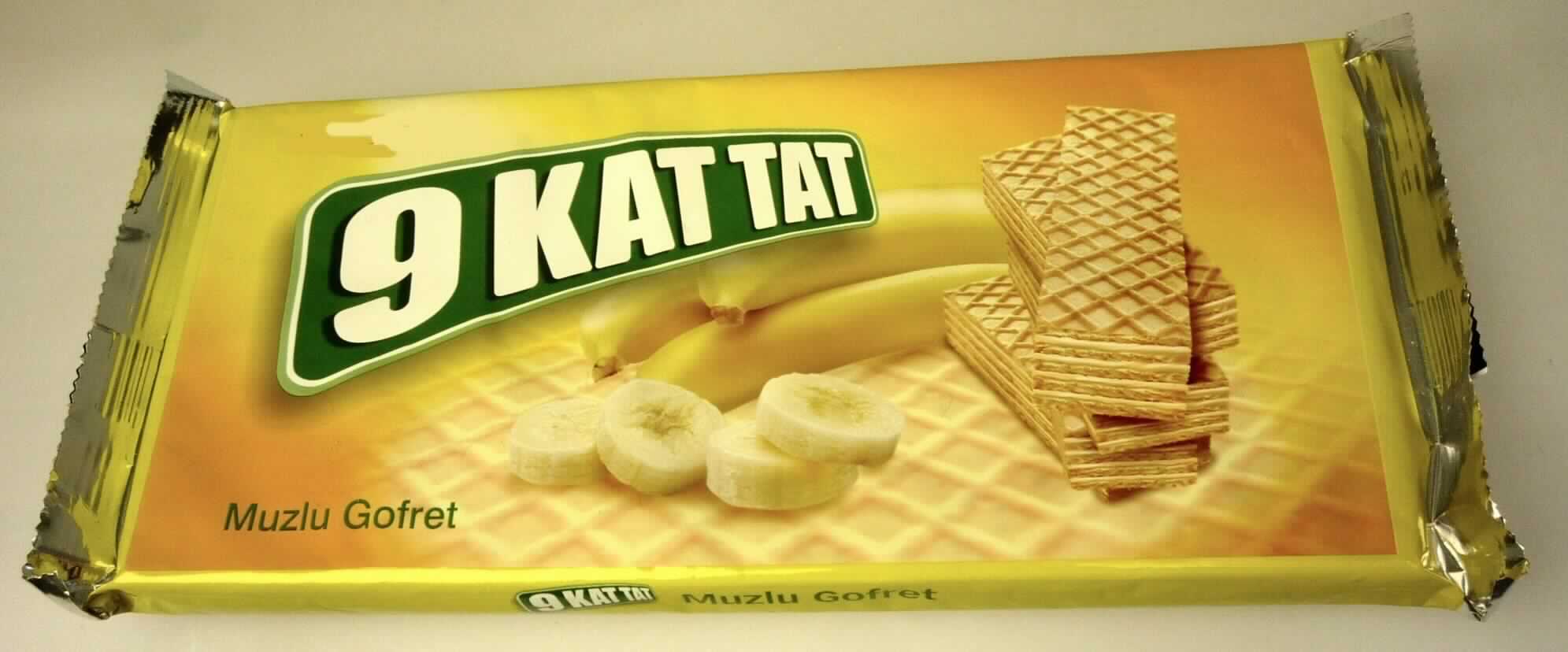 Waffeln mit Cremefüllung

Antragsangaben:
Ülker 9 KAT TAT Waffeln mit Cremefüllung mit Haselnussgeschmack 120 g
Art.Nr. 383-1
Daten laut beiliegender Rezeptur:
Milchfett: 0,0 %
Milchprotein: 0,4 %
Stärke/Glucose: 30 %
Zucker: 37 %

Beschaffenheit des vorgelegten Warenmusters:
Bunt bedruckter Kunststoffschlauchfolienbeutel; der Aufdruck enthält Angaben zum Erzeugnis (Banana 
Wafers; 120 g) und zu den Zutaten (siehe Feld 8); 
darin quaderförmige Waffelriegel (ca. 5 cm x 1,7 cm x 1,5 cm) aus 5 hellbeigefarbenen Waffelblättern, 
die mit einer hellbraunen Fettcreme gefüllt sind; Geschmack nach Waffelgebäck mit Banane, süß.

Wassergehalt*: 10 GHT oder weniger
Milchfett*: weniger als 1,5 GHT
Milchprotein*: weniger als 2,5 GHT
Stärke/Glucose**: 25 bis weniger als 50 GHT
Saccharose/Invertzucker/Isoglucose***: 30 bis weniger als 50 GHT

*: Antragsangaben
**: festgestellt gemäß VO (EG) 900/2008, VO (EU) 118/2010
***: festgestellt gemäß VO (EG) 900/2008

Backware, Waffel mit einem Wassergehalt von 10 GHT oder weniger, nicht mit Schokolade oder kakao-
haltigen Überzugsmassen überzogen oder bedeckt, nicht gesalzen