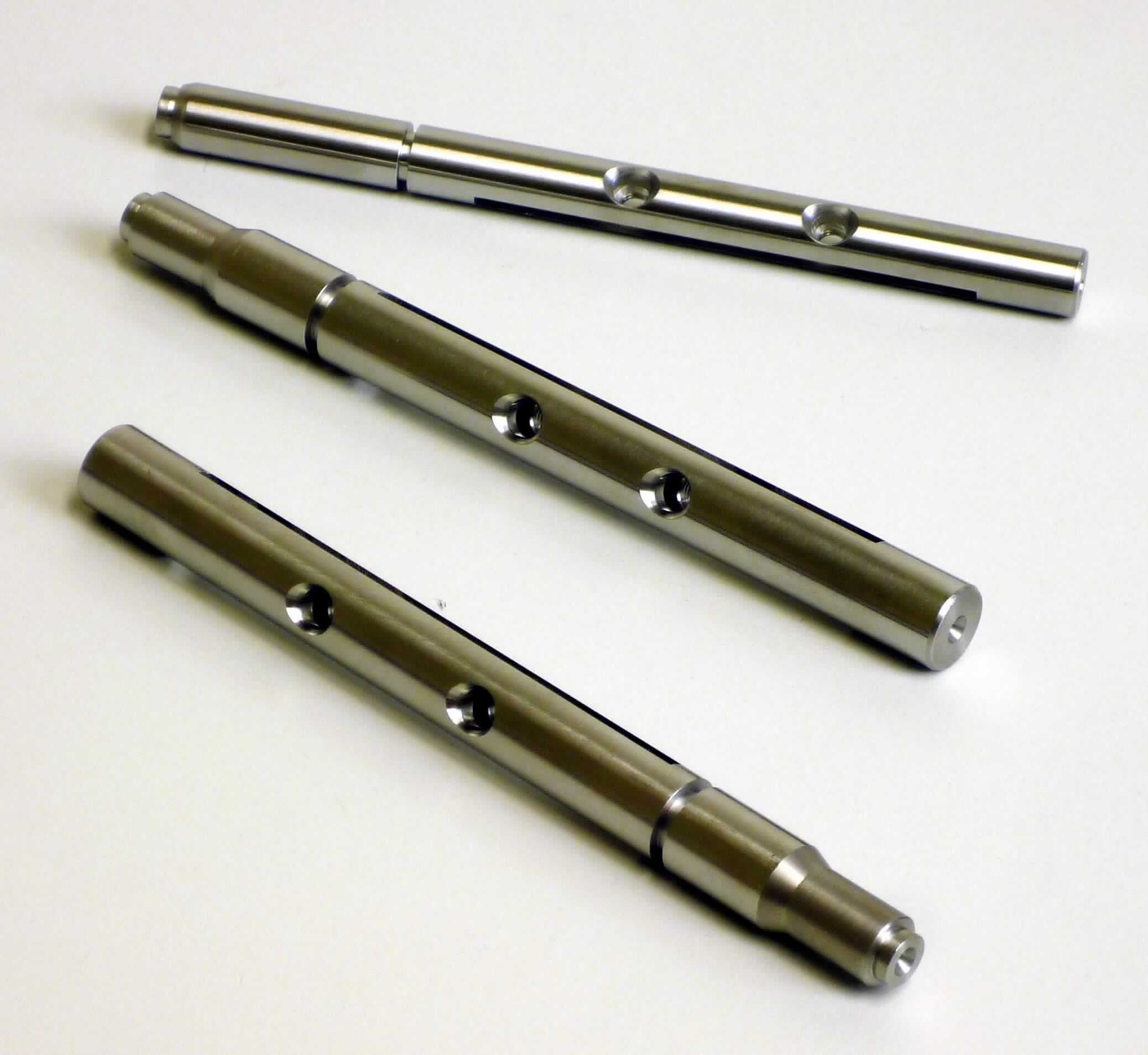 Es handelt sich bei den sog. "Wellen für Drosselklappen" um unterschiedlich lange (ca. 100 -114 mm) Erzeugnisse aus Stahl, zylindrisch geformt mit unterschiedlichen Durchmessern, jeweils Mittig mit einem Schlitz für die Aufnahme einer Klappe versehen und zwei Bohrlöchern für die Aufnahme von M 4 Schrauben.
Die Wellen werden gemäß Antragsangaben zur Übertragung eines Drehmomentes innerhalb einer Drosselklappe verwendet.

Das Erzeugnis ist als "Welle, keine Kurbel- oder Gelenkwelle, nicht für zivile Luftfahrzeuge" einzureihen.