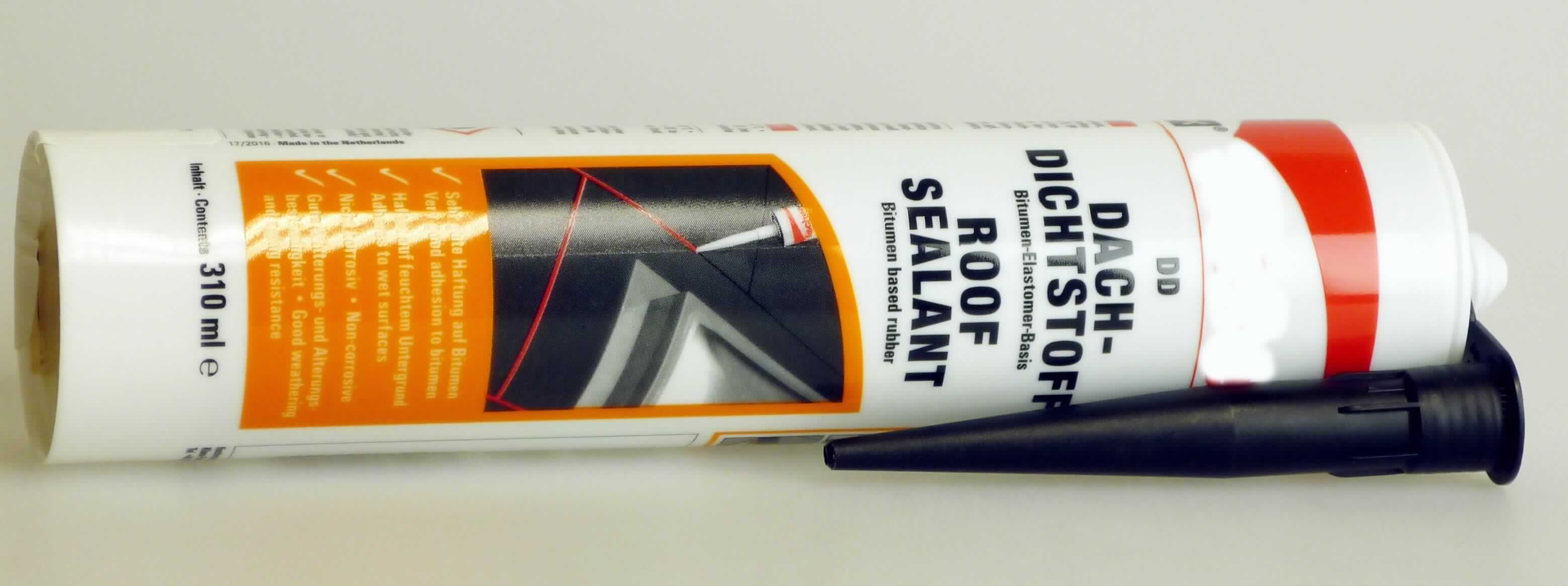 Angaben:
Fischer Dachtdichtstoff, Art. Nr. 53127, zum Ausfugen von Anschlüssen und Durchbrüchen im Dach- , Wand- und Bodenbereich auf der Grundlage von Bitumen.

Feststellungen:
Weiße, zylinderförmige Kunststoffkartusche mit Applikationsspitze, aufgemacht für den Einzelverkauf , u.a. mit der Aufschrift "DD Dachtdichtstoff", Nenninhalt 310 ml.

Befund:
Bituminöse Mischungen auf der Grundlage von Naturasphalt oder Naturbitumen, Bitumen aus Erdöl, Mineralteer oder Mineralteerpech (z. B. Asphaltmastix, Verschnittbitumen).