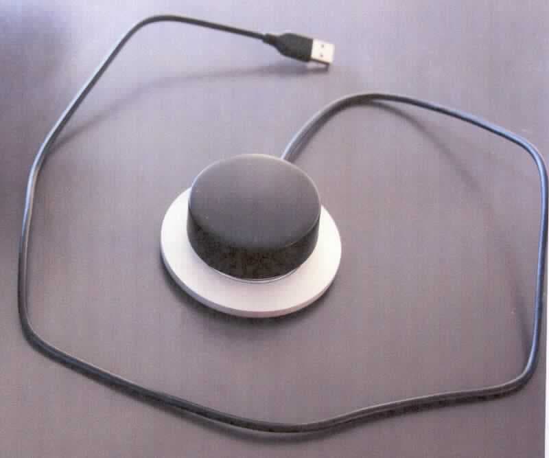 Eingabeeinheit, im Wesentlichen bestehend aus einer mit aktiven und passiven Bauelementen bestückten gedruckten Schaltung in einem buzzerförmigen Gehäuse mit Dreh-Druck-Knopf sowie fest angeschlossenem Kabel mit USB-Stecker. Das Gerät dient zur Auslösen von Steuerungsbefehlen einer auf dem Computer installierten Software zur Arbeitszeiterfassung. Es ist von der hauptsächlich in einem automatischen Datenverarbeitungssystem verwendeten Art, an die Zentraleinheit anschließbar und in der Lage, Daten in einer vom System verwendbaren Form zu liefern.

Die Ware wird als "Eingabeeinheit für automatische Datenverarbeitungsmaschinen, keine Tastatur, nicht für zivile Luftfahrzeuge bestimmt" eingereiht.

Anlage: 1 Abbildung