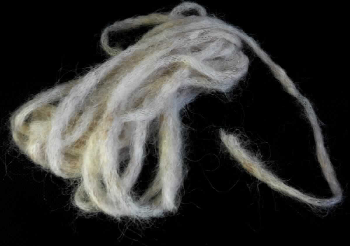 Gewirke, sog. Handstrickgarn "Alpaka Flammè", Art. 3512, Foto siehe Anlage,
- als Meterware im Knäuel, laut Antrag mit einer Länge von 110 m,
- laut Untersuchungsergebnis:
-- schlauchförmiges Gewirke mit einer Breite von ca. 3 - 5 mm (damit kein Maschengarn der Position 5606),
-- aus feinen Tierhaaren (lt. Antrag Alpaka), Wolle und synthetischen Filamenten (lt. Antrag Polyamid); die 
   Antragsangaben von 70 GHT feine Tierhaare, 10 GHT Wolle und 20 GHT Polyamid können als zutreffend 
   angesehen werden,
-- keine Elastomergarne oder Kautschukfäden enthaltend,
-- ohne Flor- oder Schlingenoberfläche.

"Gewirke, mit einer Breite von weniger als 30 cm, anderes als solche der Positionen 6001 und 6002, aus Wolle 
 und feinen Tierhaaren"