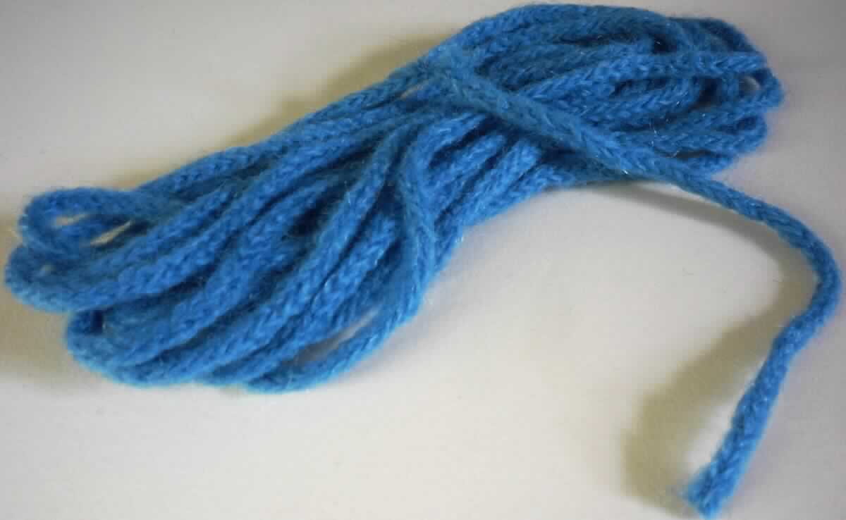 Gewirke, sog. Handstrickgarn "Calma", Art. 3513, Foto siehe Anlage,
- als Meterware im Knäuel, laut Antrag mit einer Länge von 100 m,
- laut Untersuchungsergebnis:
-- schlauchförmiges Gewirke mit einer Breite von ca. 3 - 4 mm (damit kein Maschengarn der Position 5606),
-- aus Wolle, feinen Tierhaaren (lt. Antrag Mohair) und synthetischen Filamenten (lt. Antrag Polyamid); die 
   Antragsangaben von 79 GHT Wolle, 14 GHT feine Tierhaare und 7 GHT Polyamid können als zutreffend 
   angesehen werden,
-- keine Elastomergarne oder Kautschukfäden enthaltend,
-- ohne Flor- oder Schlingenoberfläche.

"Gewirke, mit einer Breite von weniger als 30 cm, anderes als solche der Positionen 6001 und 6002, aus Wolle 
 und feinen Tierhaaren"