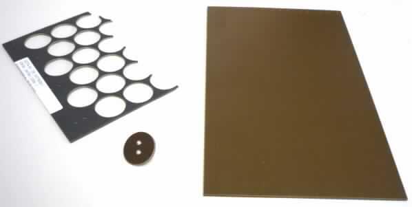 Angaben des Antragstellers:
Gummi/Hartpapier-Verbundmaterial - Material für Abdeckscheibe für Kondensatoren (Kondensatorendeckel), der als Endabdichtung von Electrolytkondensatoren für die Elektronikindustrie zum Einsatz kommt.
Bezug als zugeschnittener Streifen in verschiedenen Breiten oder ungeschnitten in 1.030 x 1.030 mm.
Material: Gummi: EPDM-Kautschuk

Untersuchungen an einem Warenmuster: 
Rechteckige, zweilagige, nach Phenol riechende Platte (Abmessungen: ca. 26,5 x 16,5 cm; Dicke: ca. 3,1 mm), bestehend aus einer harten, braunen Lage (Phenolharz von Cellulosefasern durchzogen - Dicke: ca. 2,1 mm) und einer schwarzen, gummiähnlichen Lage (Dicke: ca. 1 mm).

Andere Tafeln, Platten, Folien, Filme, Bänder und Streifen, aus Kunststoffen: andere: aus Kondensationspolymerisations- und Umlagerungspolymerisationserzeugnissen, auch chemisch modifiziert: aus Phenolharzen