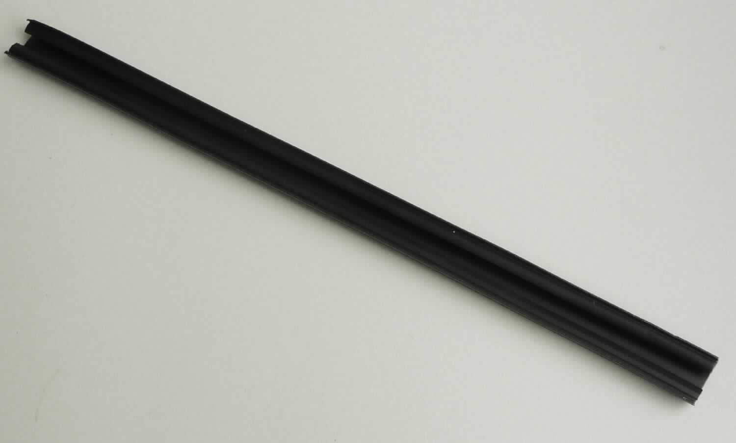 Angaben des Antragstellers:
Abdeck- und Einfassprofil aus Polypropylen und thermoplastischen Elastomeren
Die Profile werden in Längen von 1 bzw. 2 Metern gehandelt.

Feststellungen an einem Warenmuster:
Es wurde ein Abschnitt eines schwarzen U-Profils (Breite ca. 1,3 cm; Höhe ca. 0,8 cm) mit weicheren Dichtlippen vorgelegt. Die Dichtlippen bestehen aus einem Copolymer von Ethylen und Propylen.

Befund:
Es liegt ein Profil aus Kunststoff im Sinne der Unterposition (KN) 3916 9050 vor.