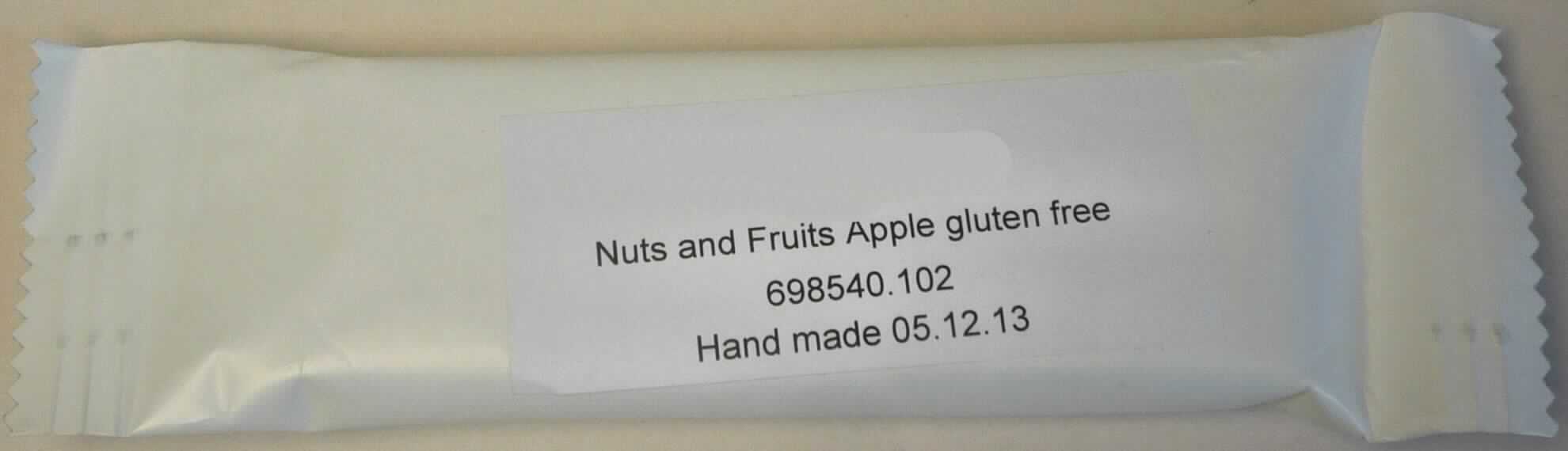 Nuss-Früchteriegel.

Antragsangaben (als zutreffend unterstellt): Nuss-Früchteriegel. Zur Warenzusammensetzung wurden vertrauliche Angaben gemacht.

Beschaffenheit der vorgelegten Warenprobe: weiße Schlauchfolie, darin ein biegsamer, rechteckiger, süß, fruchtig und nussig schmeckender Riegel mit erkennbaren Anteilen an geblähten Getreideerzeugnissen und an Stückchen von u. a. Mandeln, Cashewkernen, Äpfeln und Sultaninen. Gewicht des Riegels (brutto): 29 g. Zugesetzter Alkohol (gemäß Angabe): nicht enthalten. Zuckergehalt i. S. der ZAnm 2 a), 1. Anstrich zu Kap 20 (gemäß Angabe): mehr als 9 GHT.

Der Charakter der Ware wird durch die enthaltene Frucht-Nussmischung bestimmt.

Früchte, Nüsse und andere genießbare Pflanzenteile, in anderer Weise zubereitet oder haltbar gemacht, auch mit Zusatz von Zucker, anderen Süßmitteln oder Alkohol, anderweit weder genannt noch inbegriffen, andere als die der Unterpositionen 2008 1110 bis 2008 9772 der KN, keine Feigen, Haselnüsse oder Pistazien enthaltend.