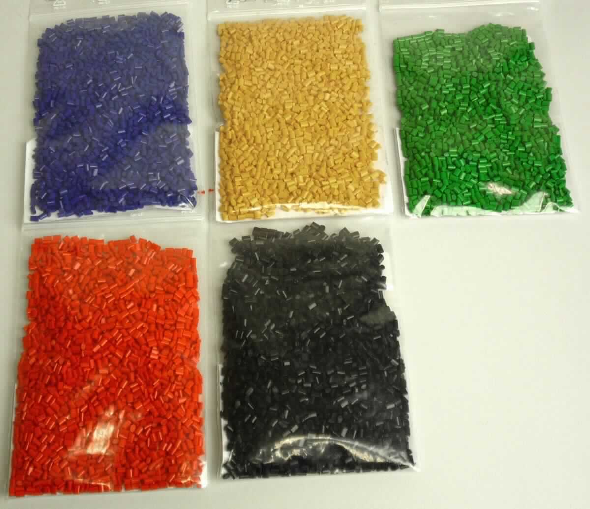 Angaben:
PLA-Masterbatch rot; Gemisch aus Polylactic Acid Polymer, Additiven, anorganischen und organischen Farbmitteln; für die industrielle Einfärbung von Kunststoff.

Warenbeschaffenheit: 
rotes Kunststoffgranulat (Größe: 2 - 3 mm)

Befund:
Pigmente (organische) und Zubereitungen auf der Grundlage dieser Farbmittel, andere