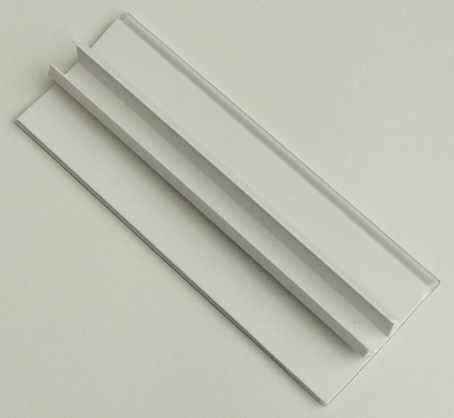 Angaben des Antragstellers:
Beschriftungsclip aus Hart-PVC (Polyvinylchlorid) in Form eines Profils
Die Profile werden in Längen von 10 cm bis 200 cm gehandelt.

Feststellungen an einem Warenmuster:
Es wurde ein Abschnitt eines grauen Klemmprofils (Breite ca. 3,9 cm) mit transparenter Vorderseite vorgelegt. Zwischen das Klemmprofil kann ein Papierstreifen (Preisauszeichnung) eingeklemmt werden.

Befund:
Es liegt ein Profil aus Polyvinylchlorid im Sinne der Unterposition (KN) 3916 2000 vor.