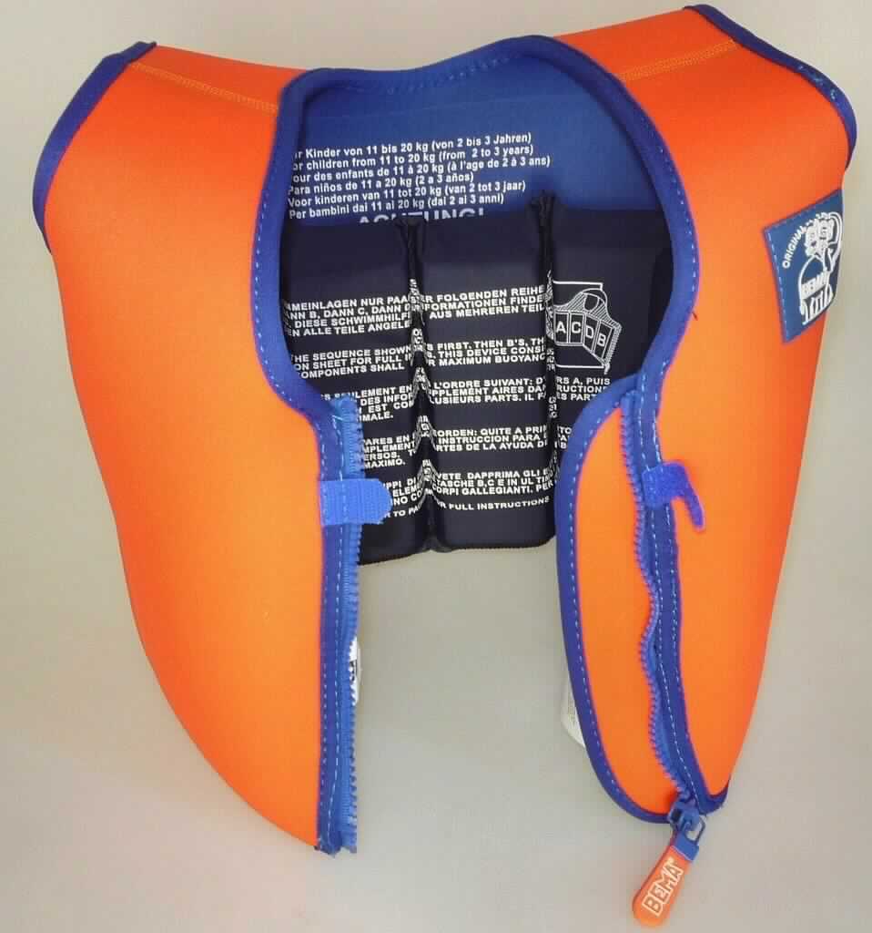 Weste, sog. BEMA-Schwimmlernhilfe, Art. 13323, in Kindergröße 1, Foto siehe Anlage,
- in einem bedruckten Pappkarton verpackt,
- aus dreilagigen Flächenerzeugnissen der Position 5906 mit einer Außen- und Innenlage aus einfarbigen Gewirken 
  aus laut Antrag 100 % Polyester (synthetische Chemiefasern) und einer Zwischenlage aus Zellkautschuk (laut 
  Antrag: Neopren), mit einem Quadratmetergewicht von augenscheinlich weniger als 1500 Gramm; 
  die Gewirke sind beidseitig aufgebracht und dienen damit nicht nur der Verstärkung, 
- über die Taille reichend (Rückenlänge: 32 cm), 
- ärmellos, mit weiten Armausschnitten,
- vorn mit einer durchgehenden Öffnung mit Reißverschluss und einem bis zu 3 cm breiten Untertritt; 
  in Brusthöhe mit einem von links auf rechts überlappenden Klettverschluss, 
- an allen Rändern mit einer Einfassung aus Gewirken, 
- auf der Innenseite mit acht aufgenähten Taschen aus Gewirken aus laut Antrag 100 % Lycra (synthetische 
  Chemiefasern), mit inneliegenden Auftriebskörpern aus Zellkunststoff, die laut Antrag je nach den Fortschritten 
  beim Schwimmenlernen paarweise entfernt werden können,
- dient laut Antrag nicht zum Schutz gegen Ertrinken sondern als Schwimmhilfe der Klasse B für Kinder in
  einem Alter von 2 - 3 Jahren mit einem Gewicht von 11 - 20 kg, 
- entspricht laut Antrag der Europäischen Norm (EN) 13138-1:2008 für Auftriebshilfen für das Schwimmenlernen 
  und erfüllt damit nicht die nach der Europäischen Norm (EN) 395 geforderten Voraussetzungen für eine 
  ohnmachtssichere Schwimmweste (Rettungsweste); somit keine Ware der Position 6307.

"Kleidung aus Gewirken der Position 5906"