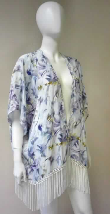 Jacke, sog. Trendy Sommer Kimono, Art. 2030478.00.70, Größe 36, Foto siehe Anlage,
- aus ca. 0,3 mm dicken, bedruckten Geweben aus laut Antrag 100 % Viskose (künstliche Chemiefasern),
- über die Taille reichend (Rückenlänge: ca. 63 cm), 
- vorn mit einer durchgehenden Öffnung ohne Verschlusssystem, somit keine Bluse / Hemdbluse; ohne Hinweise 
  auf den Trägerkreis (unisex),
- mit kurzen, weiten Ärmeln, 
- an den vorderen Rändern und den Armausschnitten durch Umschlagen und Festnähen gesäumt,
- am unteren Rand mit einer Fransenborte aus Rundgewirken,
- keine Arbeits- und Berufskleidung,
- stellt sich als Jacke dar, somit keine Ware der Position 6211.

"Jacke, aus Geweben, für Frauen, aus künstlichen Chemiefasern, keine Arbeits- und Berufskleidung."