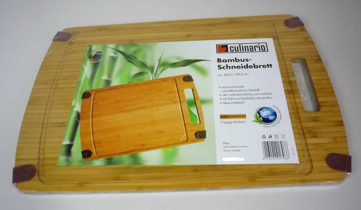 "Bambus-Schneidebrett, Art. 050709, 050710, 050711"
- rechteckiges Brett (ca. 10 mm dick) aus drei kreuzverleimten Lagen aus Bambus (=holziger Stoff)
  (Abmessungen ca.: 44,5 x 30,5 cm, 36,8 x 25,4 cm, 29,2 x 20,3 cm),
  mit einseitig eingefräster Ablaufrille und abgerundeten Kanten, mit Griffloch,
- auf Unter- und Oberseite mit vier rutschhemmenden Füßchen (Silikon, lt. Antrag) ausgestattet, 
- zum Schneiden und Zubereiten von Lebensmitteln in der Küche und bei Tisch.
(beispielhafte Abbildung siehe Anlage)

Der Charakter des Schneidebretts wird durch das Holz bestimmt.

"Holzware zur Verwendung bei Tisch oder in der Küche, aus Bambus, Schneidebrett 
 (zusammengesetzte Ware aus Holz - charakterbestimmend - und Kunststoff);
 sog. Bambus-Schneidebrett."