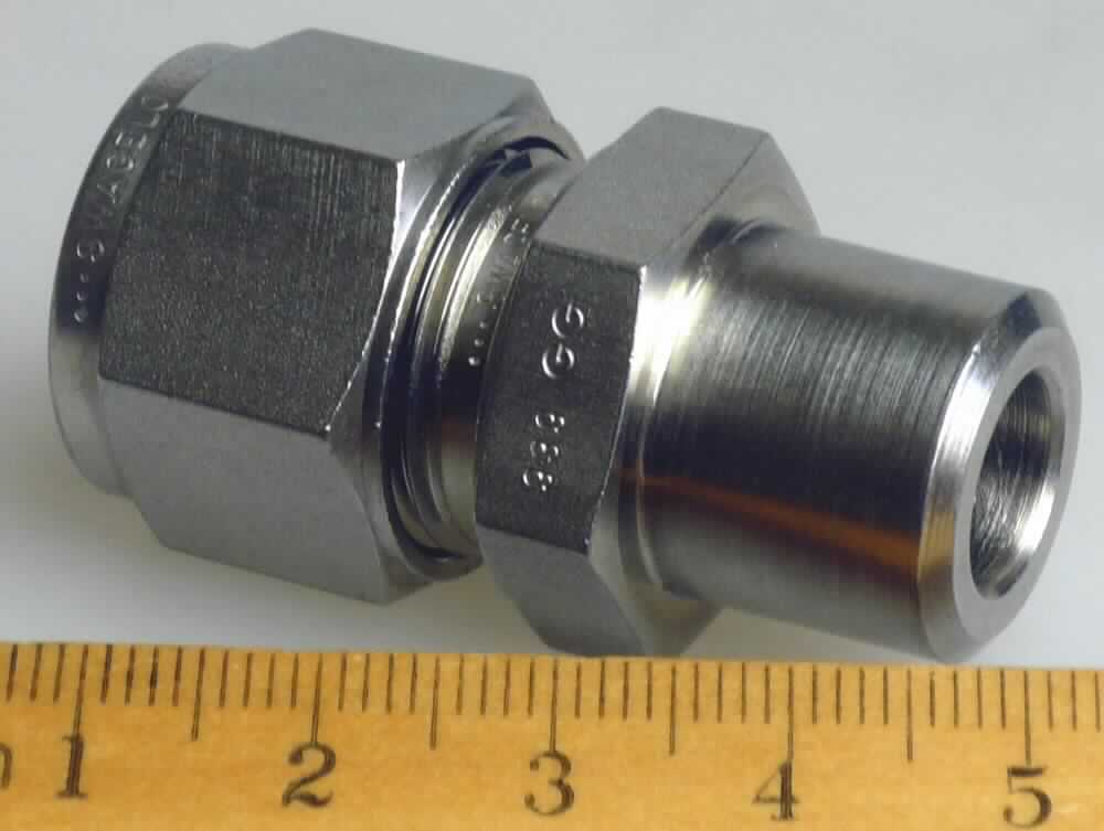 Rohrformstück

Bei der Ware handelt es sich um ein konzentrisches Hohlerzeugnis, nach den Angaben aus einem nicht rostendem Stahl mit der Werkstoffnummer 1.4401. Das Erzeugnis weist an einem Ende einen gefasten Anschluss zum Anschweißen eines Rohres und an dem anderen Ende ein Außengewinde mit Verschraubungskörper, einem sogenannten Klemmringanschluss zum Verklemmen von Rohren (AD 10) auf. Das Erzeugnis dient zum Verbinden von Rohren. 

Die Ware ist als anderes Rohrformstück, zum Stumpfschweißen aus nicht rostendem Stahl in die Codenummer 7307 2390 90 0 des Zolltarifs einzureihen.