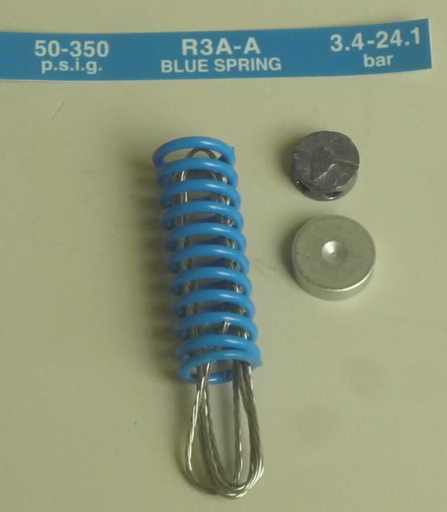 Druckfeder aus Stahl

Bei der Ware handelt es sich um eine schraubenlinienförmige, kaltgeformte Feder aus Stahldraht (nicht rostender Stahl). Die Feder zum Einsatz in Überströmventilen bestimmt. Die blaue Lackierung weist auf einen bestimmten Öffnungsdruck hin.
Länge: etwa 34 mm; Außendurchmesser: etwa 10 mm.
Die Feder (charakterbestimmend) sind gemeinsam mit einem Beschriftungsfeld, einer tellerförmigen Halterung, einer Plombe und einem Plombierdraht und einer Montageanleitung in einer Blisterverpackung für den Einzelverkauf aufgemacht.

Die Ware ist als "andere schraubenlinienförmige Federn (ausgenommen Kegelstumpffedern), aus Stahl" in die Codenummer 7320 2081 90 0 des Zolltarifs einzureihen.