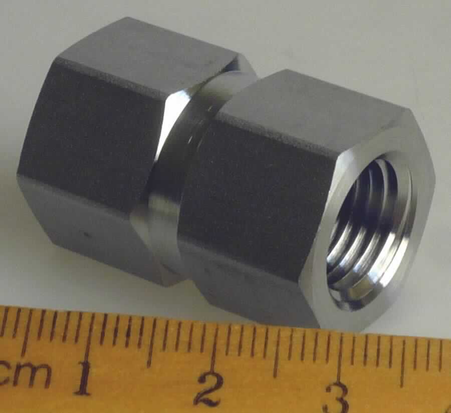 Rohrverbindungsstück

Bei der Ware handelt es sich um ein konzentrisches Hohlerzeugnis in Form einer Muffe mit jeweils einem 1/4" NPT Innengewinde mit Außensechskant an den Enden. Bei dem Material handelt es sich nach den Angaben um einen nicht rostenden Stahl mit der Werkstoffnummer 1.4401. Das Erzeugnis dient zum Verbinden von Rohren.

Die Ware ist nach ihrer Beschaffenheit als andere Muffe, mit Gewinde aus nicht rostendem Stahl in die Codenummer 7307 2210 90 0 des Zolltarifs einzureihen.