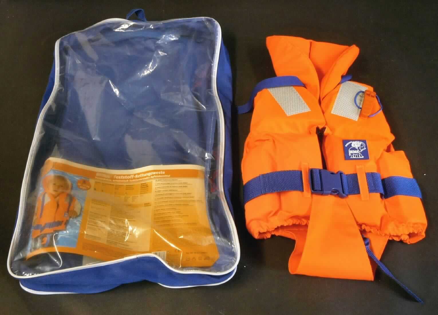 Zusammengesetzte Ware, bestehend aus einer anderen konfektionierten Ware (Schwimmweste) und 
einer Signalpfeife, sog. BEMA Feststoff Rettungsweste für 10 - 15 Kg, Art. Nr. 13368, Größe Baby, 
Foto siehe Anlage,
- verpackt in einer wiederverschließbaren Tragetasche aus überwiegend Vliesstoffen (übliche Verpackung
  im Sinne der AV 5b)) mit bedrucktem Pappeinleger in Aufmachung für den Einzelverkauf, 
- Schwimmweste:
-- in der Art einer taillenlangen, ärmellosen Weste gearbeitet, mit weiten Armausschnitten,
-- aus charakterbestimmenden, ca. 1,1 mm dicken, einseitig (Innenseite) mit dem bloßem Auge 
   wahrnehmbar mit einer Lage (Folie) aus Kunststoff (kein Zellkunststoff) versehenen Geweben der 
   Position 5903 aus Spinnstoffen,
-- mit eingearbeiteten Lagen aus Zellkunststoff, die als Auftriebsmittel dienen,
-- vorn mit einer durchgehenden Öffnung mit Reißverschluss ohne Überlappung; am oberen Rand mit 
   angenähten Gewebebändern aus Spinnstoffen und am unteren Rand mit einer eingezogenen Zugkordel mit 
   Kunststoffstopper ausgestattet,
-- mit einem hohen Kragen, der u. a. dazu dient, den Kopf über Wasser zuhalten,
-- in Taillenhöhe mit einem durch Schlaufen gezogenen Gürtel aus Geweben aus Spinnstoffen mit 
   einem Schnallenverschluss aus Kunststoff ausgestattet,
-- am hinteren, unteren Rand mit einem angenähten, dreieckigen Zuschnitt aus Geweben der Position 5903,
   an dessen spitzem Ende ein Gewebeband befestigt ist; das Band wird durch die an der Vorderseite 
   angenähten Ösen aus Kunststoff gezogen, um den Sitz der Schwimmweste zu verbessern,
-- im Brustbereich mit aufgenähten, reflektierenden Zuschnitten aus Spinnstoffen und einem Firmenlogo
   ausgestattet,
-- durch Zusammennähen konfektioniert,
-- entspricht laut Etikett der Normung DIN EN ISO 12402-4 (Rettungsweste Typ 100 N);
   dies entspricht einem Auftrieb bei Babys von 30 Newton und bei Erwachsenen von 100 Newton,
-- erfüllt somit die Europäische Norm (EN) 395 und stellt sich als Schwimmweste im Sinne 
   der Unterposition 6307 2000 dar, u. a. somit keine Ware der Position 9506,
- Signalpfeife:
-- quaderförmig, in den Abmessungen: 7 cm x 2 cm x 1 cm,
-- aus einfarbigen Kunststoff,
-- auf der Rückseite mit einer Klammer ausgestattet,
-- dient als Mundpfeife zum Signalgeben,
-- ist mit einer Kordel an der Weste befestigt,
- die Schwimmweste verleiht der zusammengesetzten Ware insbesondere im Hinblick auf den Umfang,
  den Gesamteindruck und den Verwendungszweck ihren wesentlichen Charakter.

"Andere konfektionierte Ware (Schwimmweste), aus Spinnstoffen"