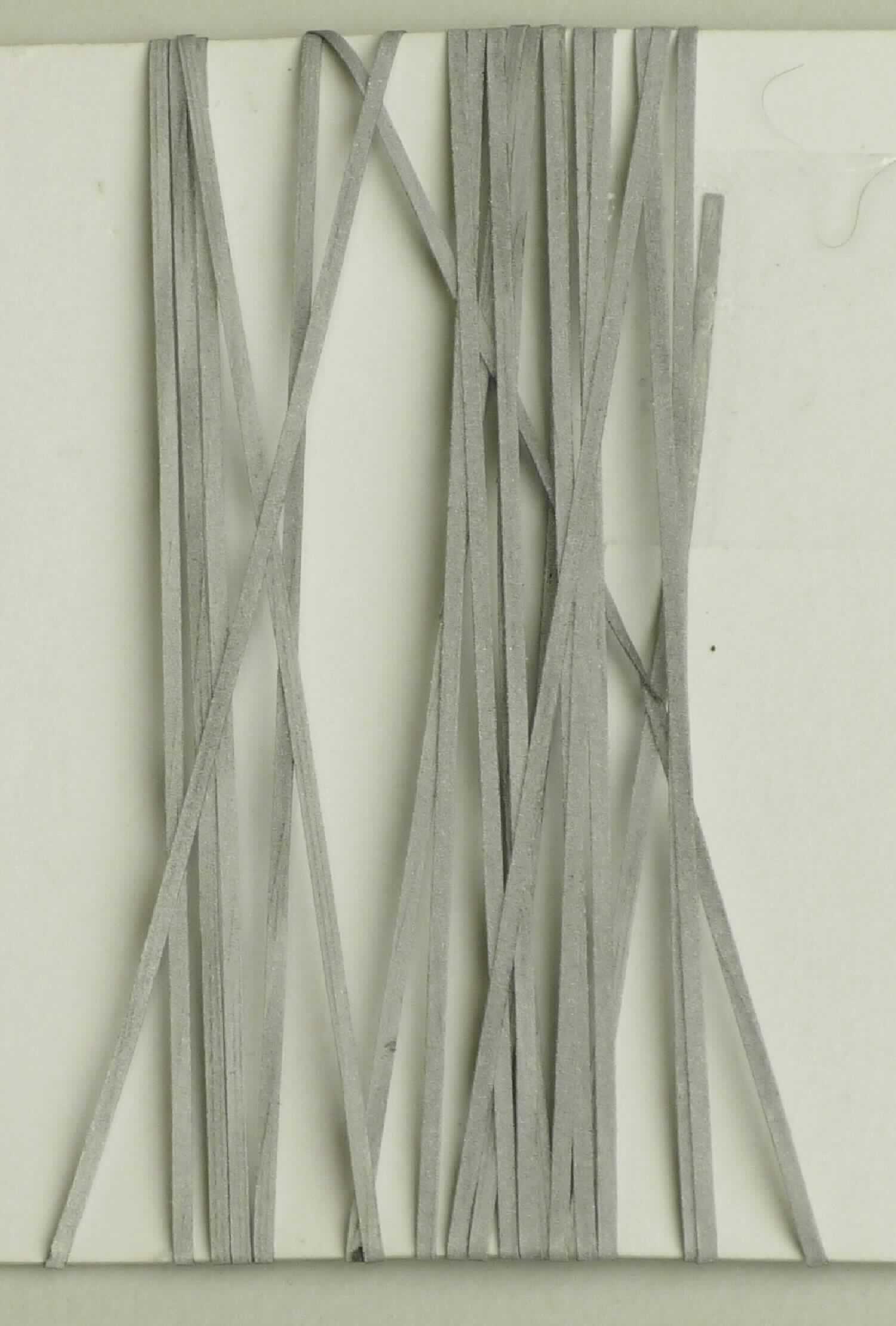 Überzogener Streifen der Position 5404, sog. retroreflektierendes Polyesterbändchen, Foto siehe Anlage,
- als Meterware, 
- augenscheinlich aus einem Streifen aus synthetischer Spinnmasse mit einer Breite von unter 5 mm 
  (Streifen der Position 5404); veranschaulicht durch ein Muster mit der Breite von 0,8 mm,
- beidseitig mit dem bloßen Auge wahrnehmbar mit Kunststoff (Klebeschicht) überzogen, in die metallisierte
  Glaskügelchen eingebettet sind.

"Streifen der Position 5404, mit Kunststoff überzogen, aus synthetischer Spinnmasse"